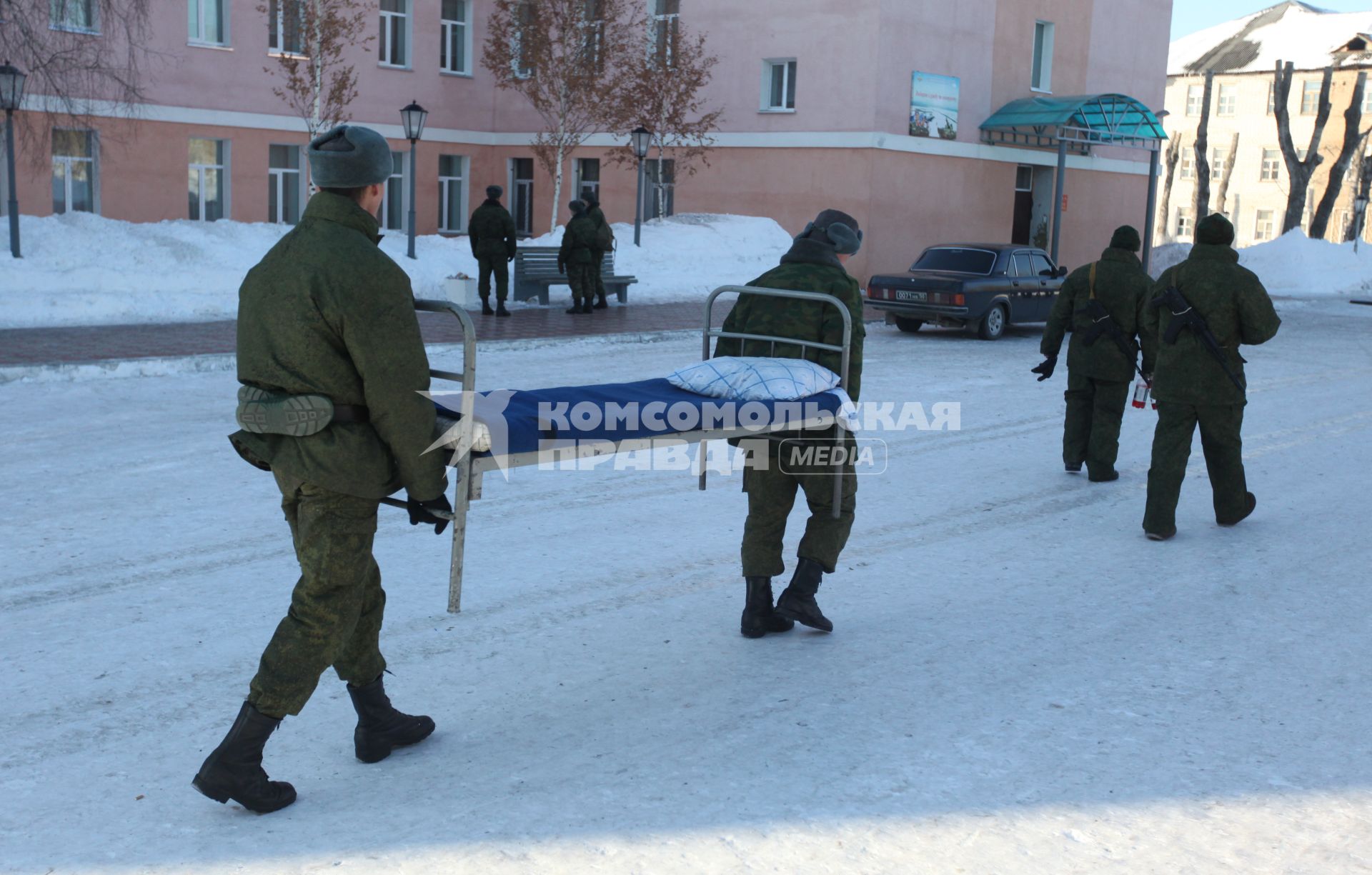 Рязанская область. Военнослужащие 106-й гвардейской Воздушно-десантной Краснознаменной ордена Кутузова дивизии  на территории казармы.