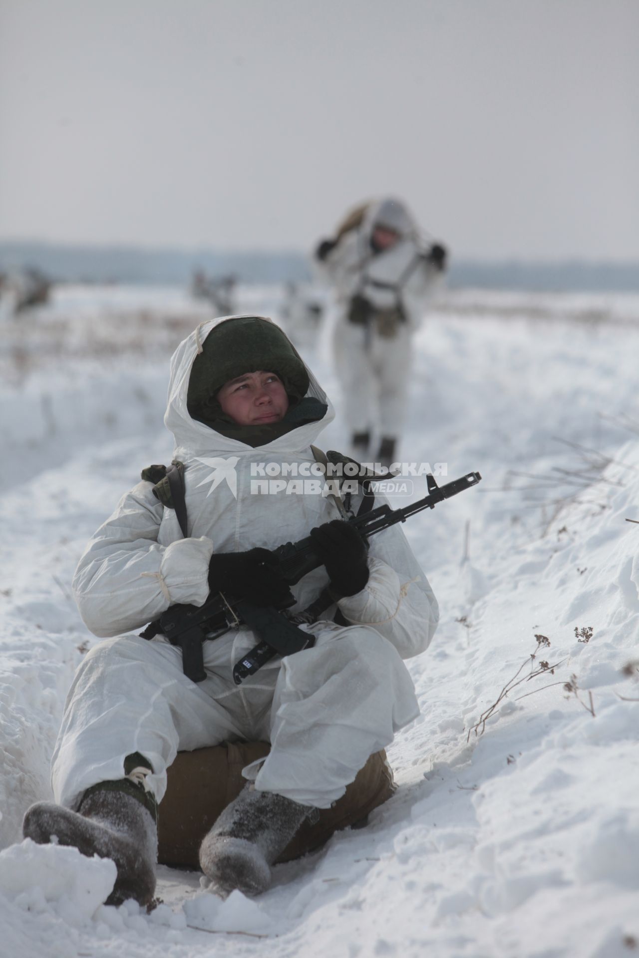 Рязанская область. Военнослужащий 106-й гвардейской Воздушно-десантной Краснознаменной ордена Кутузова дивизии  после приземления.