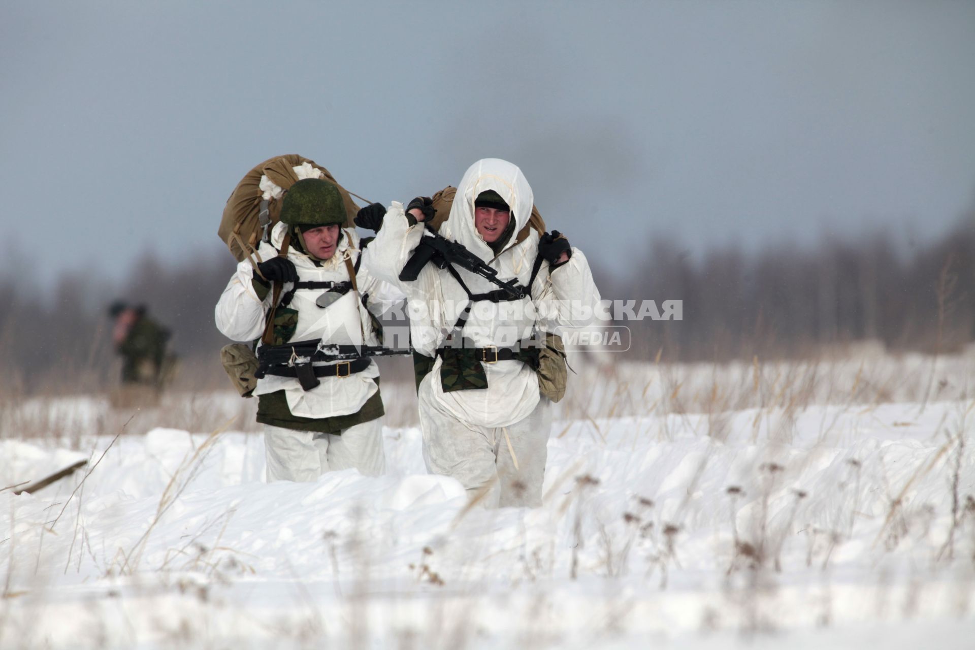 Рязанская область. Военнослужащие 106-й гвардейской Воздушно-десантной Краснознаменной ордена Кутузова дивизии  после приземления.