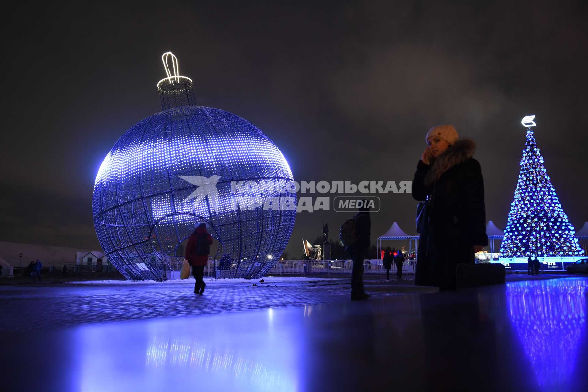 Москва.   Световая инсталляция на Поклонной горе в рамках фестиваля `Рождественский свет`.