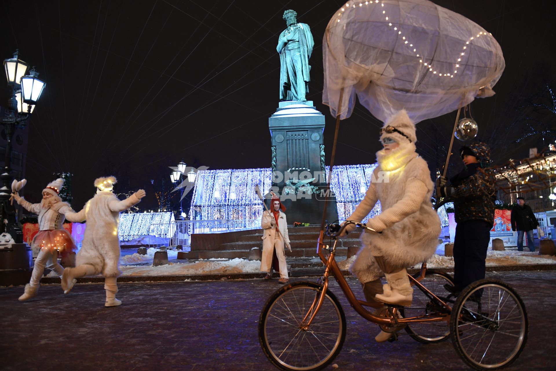 Москва.  Выступление уличных музыкантов  и артистов  в новогодних костюмах на Пушкинской площади в рамках фестиваля `Рождественский свет`.