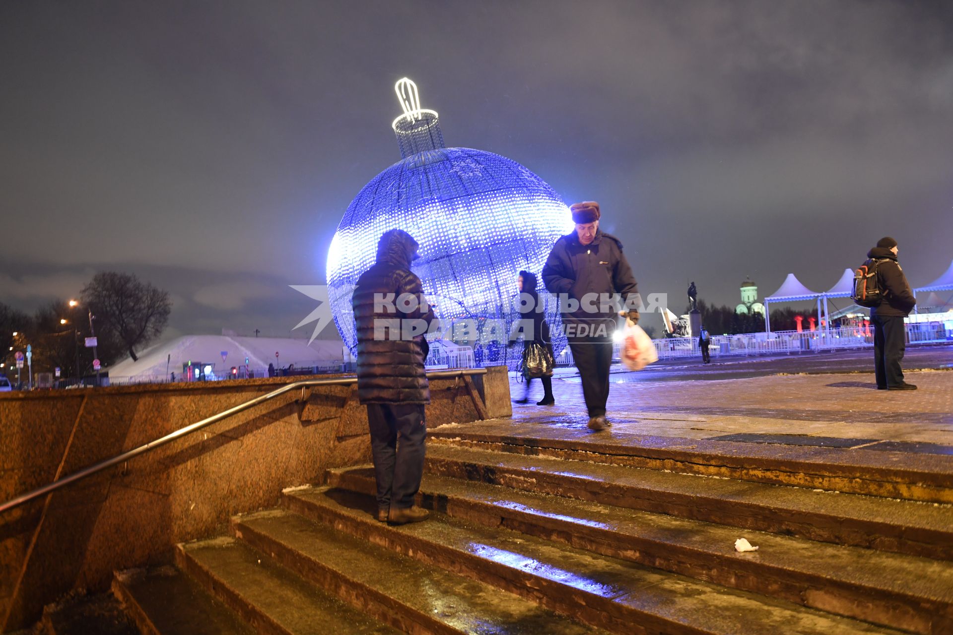 Москва.   Световая инсталляция на Поклонной горе в рамках фестиваля `Рождественский свет`.