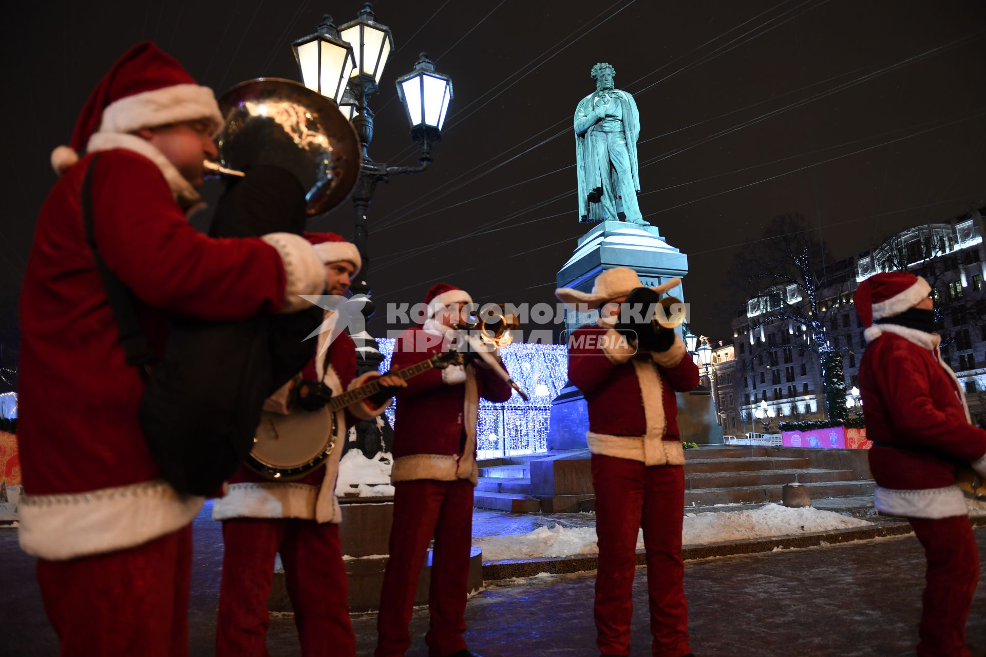 Москва.  Выступление уличных музыкантов  в новогодних костюмах на Пушкинской площади в рамках фестиваля `Рождественский свет`.