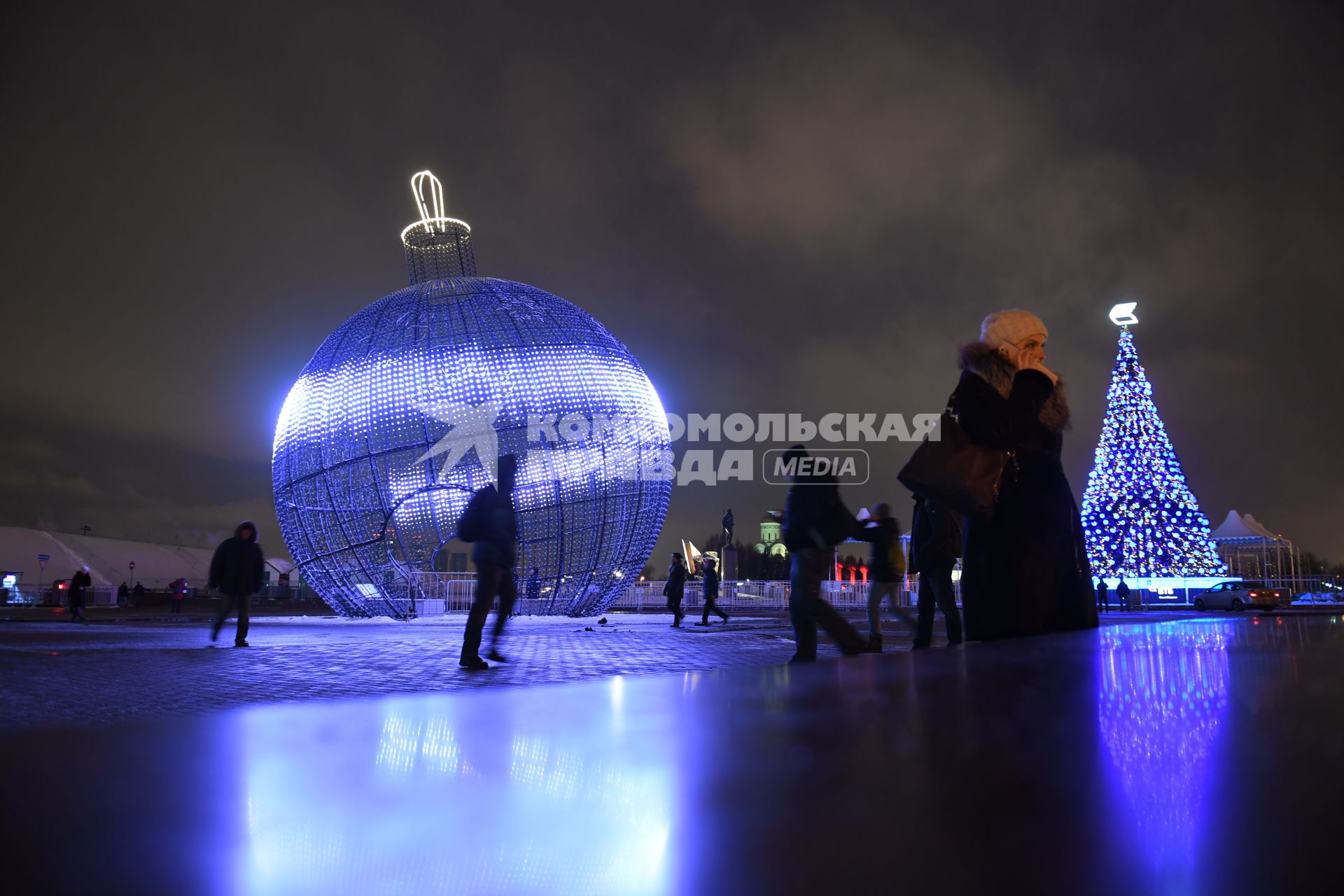 Москва.   Световая инсталляция на Поклонной горе в рамках фестиваля `Рождественский свет`.