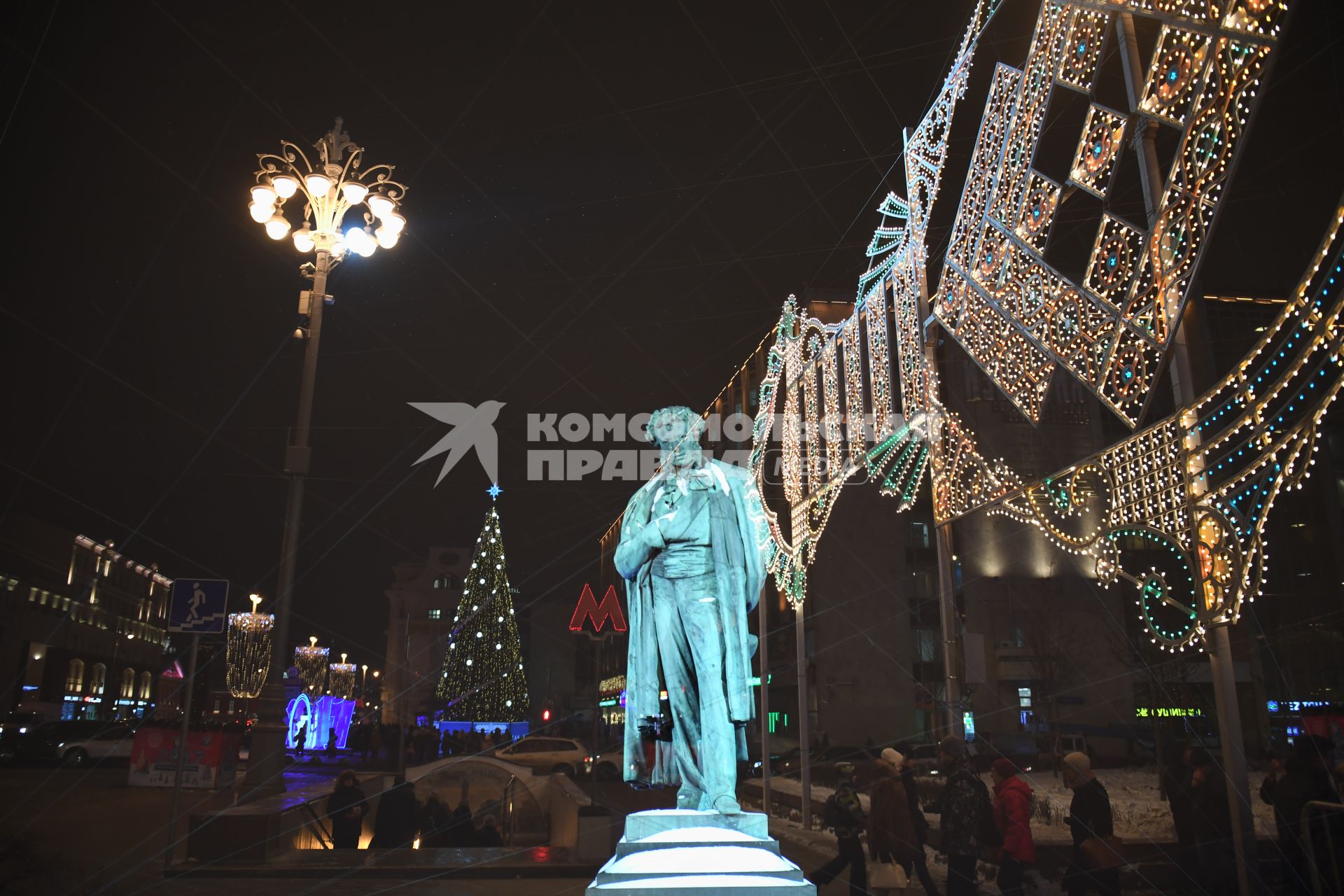 Москва.   Световая инсталляция на Пушкинской площади  в рамках фестиваля `Рождественский свет`.