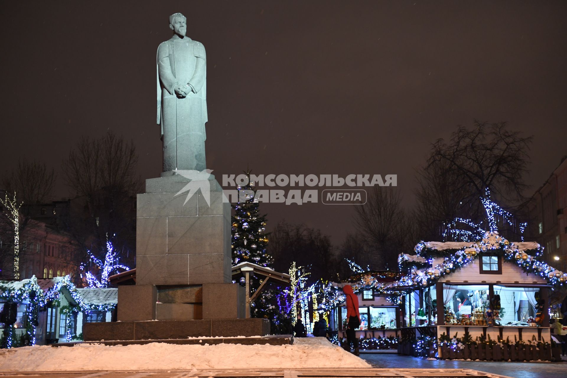 Москва.   Ярмарка `Путешествие в Рождество` на площади Никитских Ворот у памятника Клименту Тимирязеву в рамках фестиваля `Рождественский свет`.