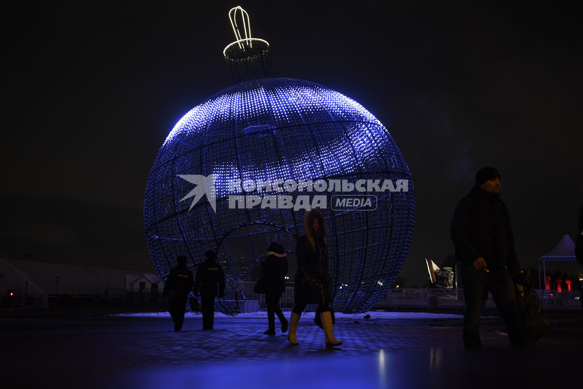 Москва.   Световая инсталляция на Поклонной горе в рамках фестиваля `Рождественский свет`.