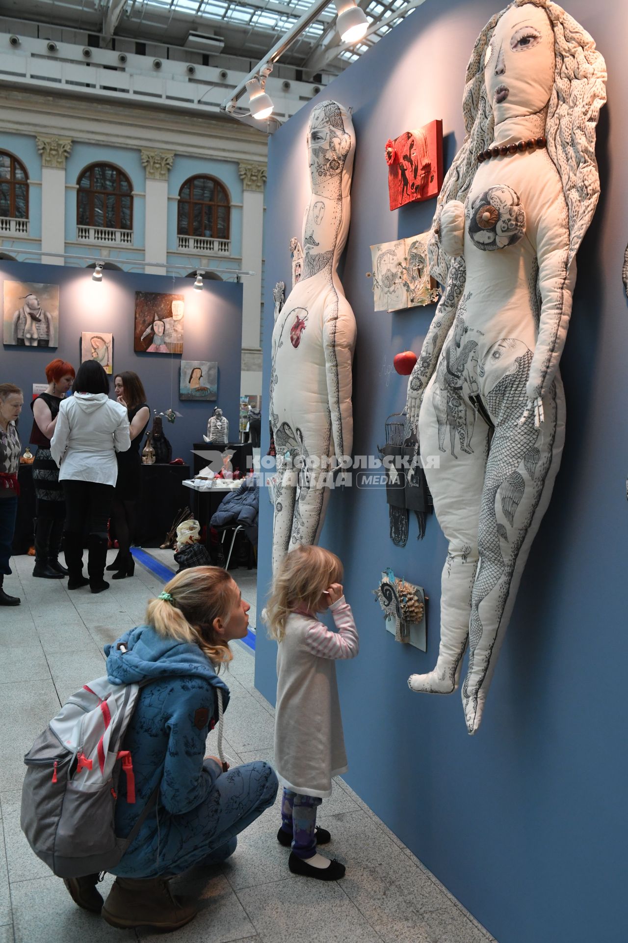 Москва.  Посетительницы на VII Московской международной выставке `Искусство куклы` в Гостином дворе.