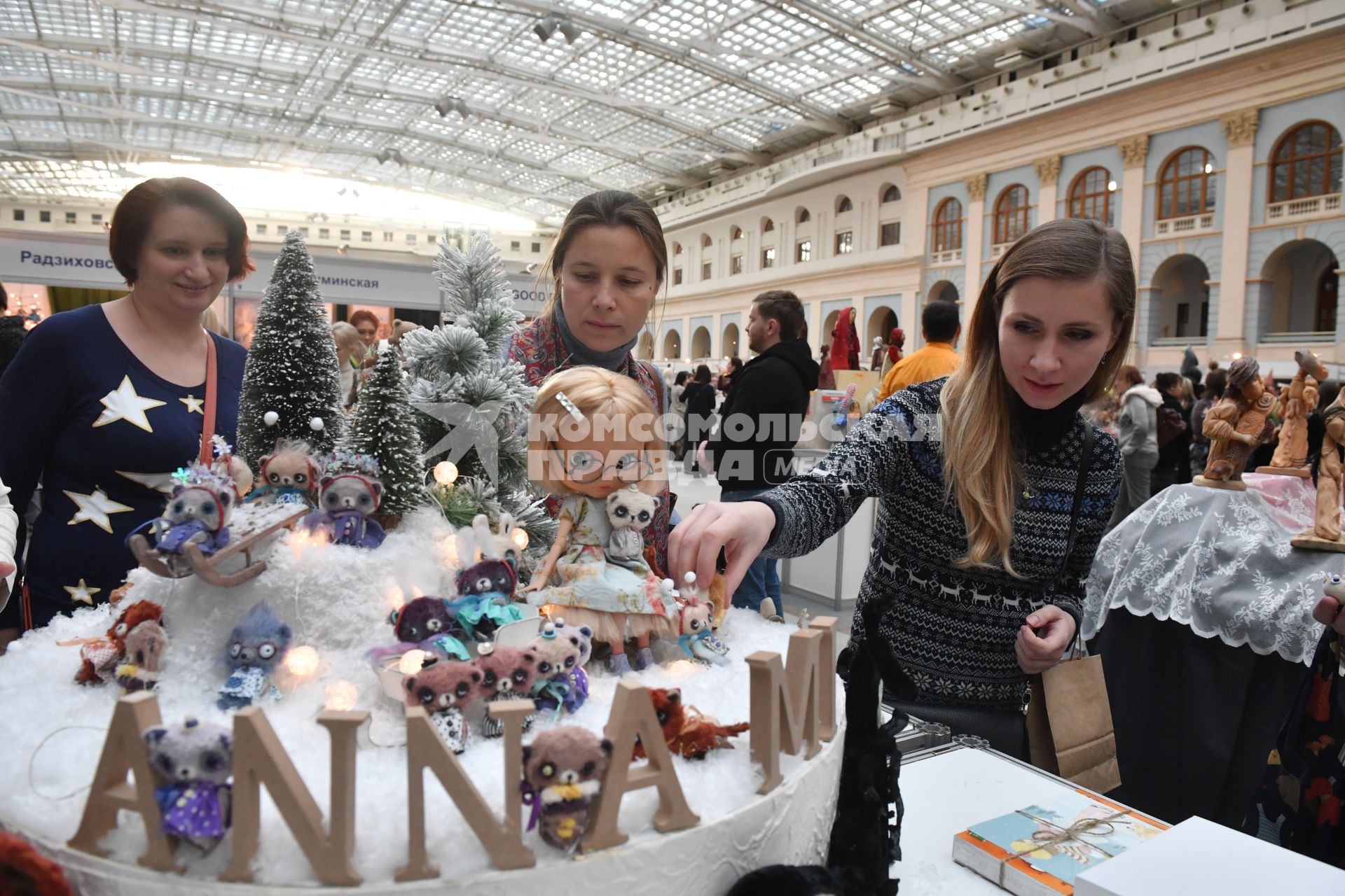 Москва.  Посетительницы на VII Московской международной выставке `Искусство куклы` в Гостином дворе.