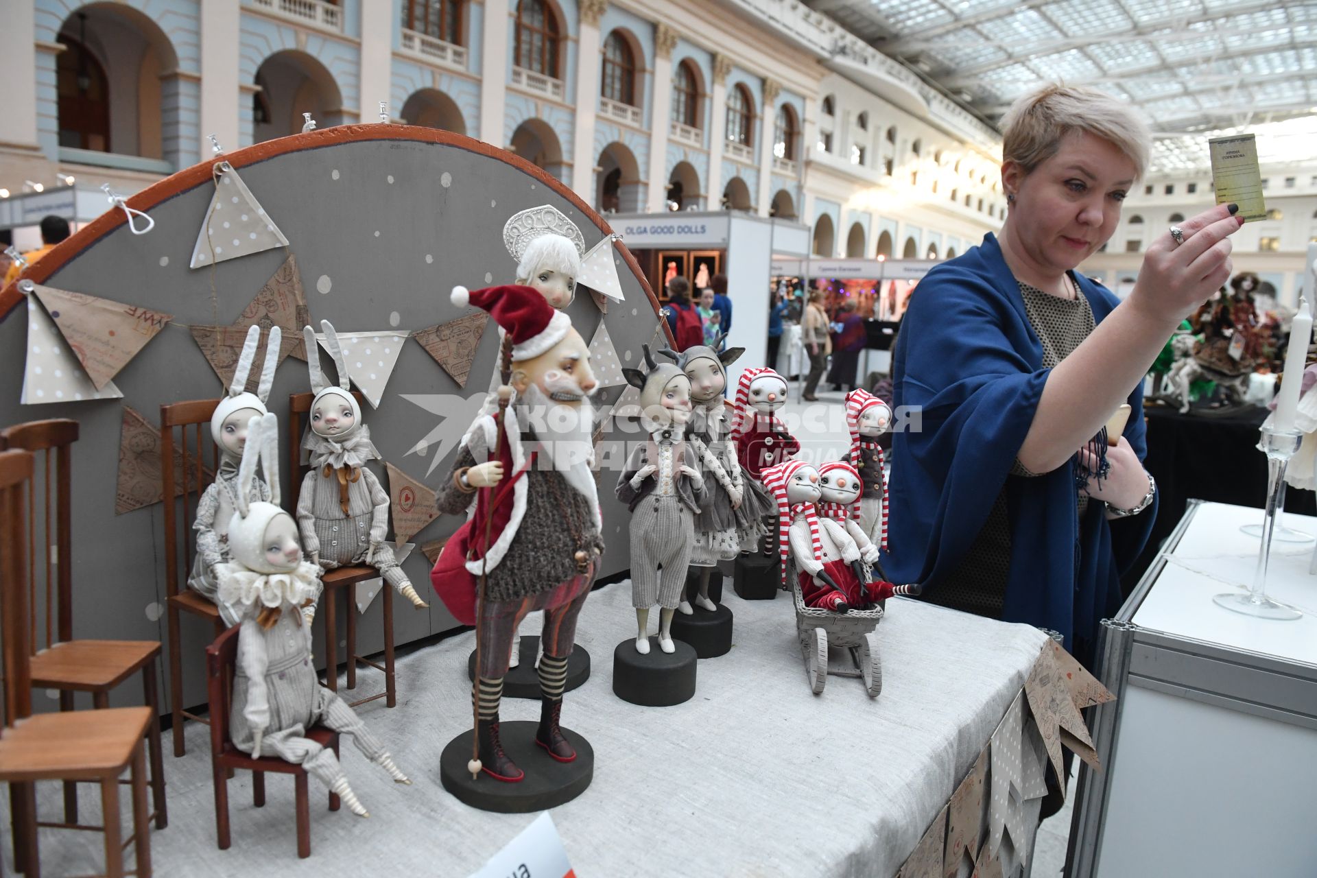 Москва.  Куклы на VII Московской международной выставке `Искусство куклы` в Гостином дворе.