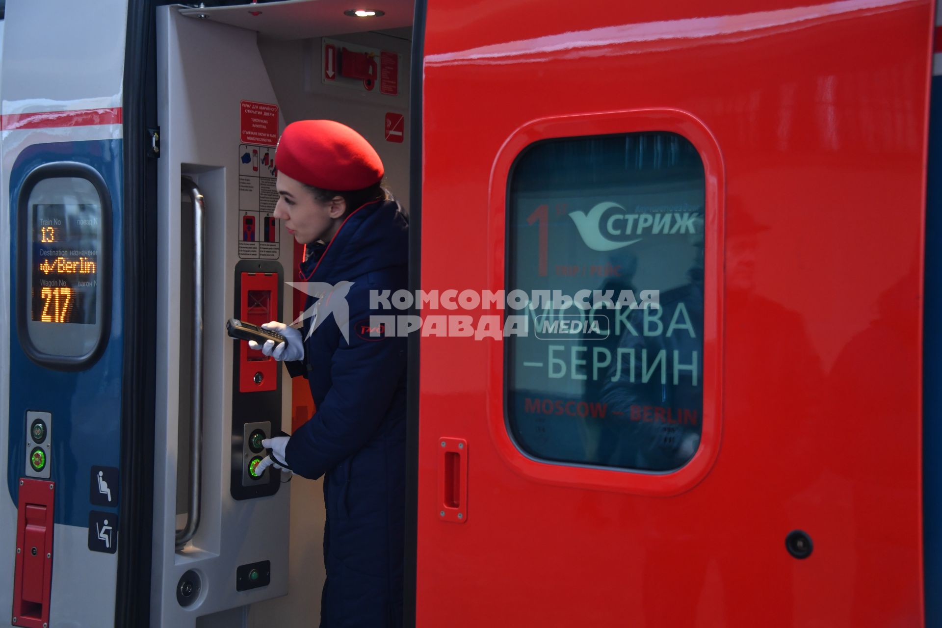 Москва.   Бортпроводница  в новом международном поезде # 13  Москва-Берлин `Стриж`.