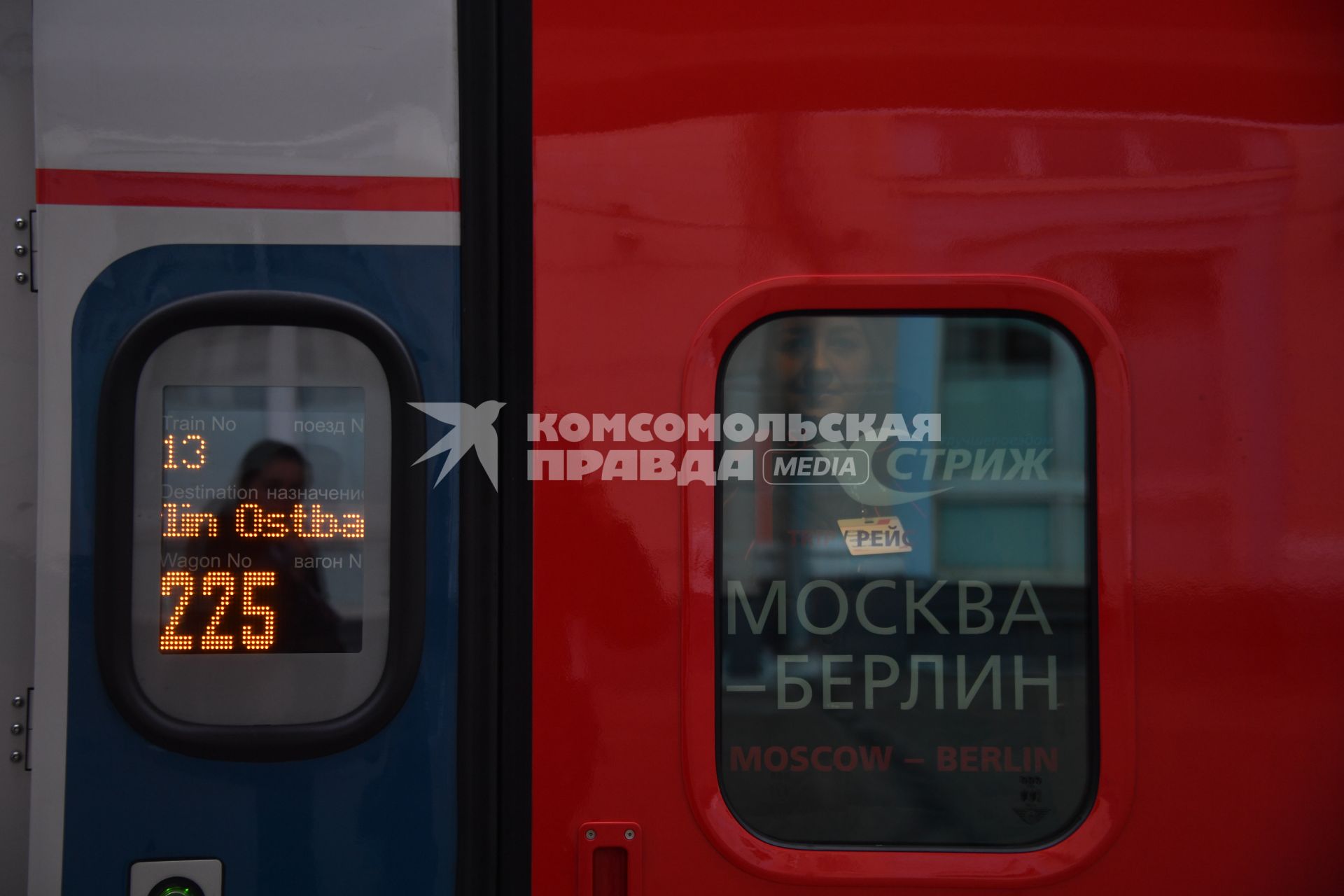 Москва.   Двери вагона в новом международном поезде  # 13  Москва-Берлин `Стриж`.