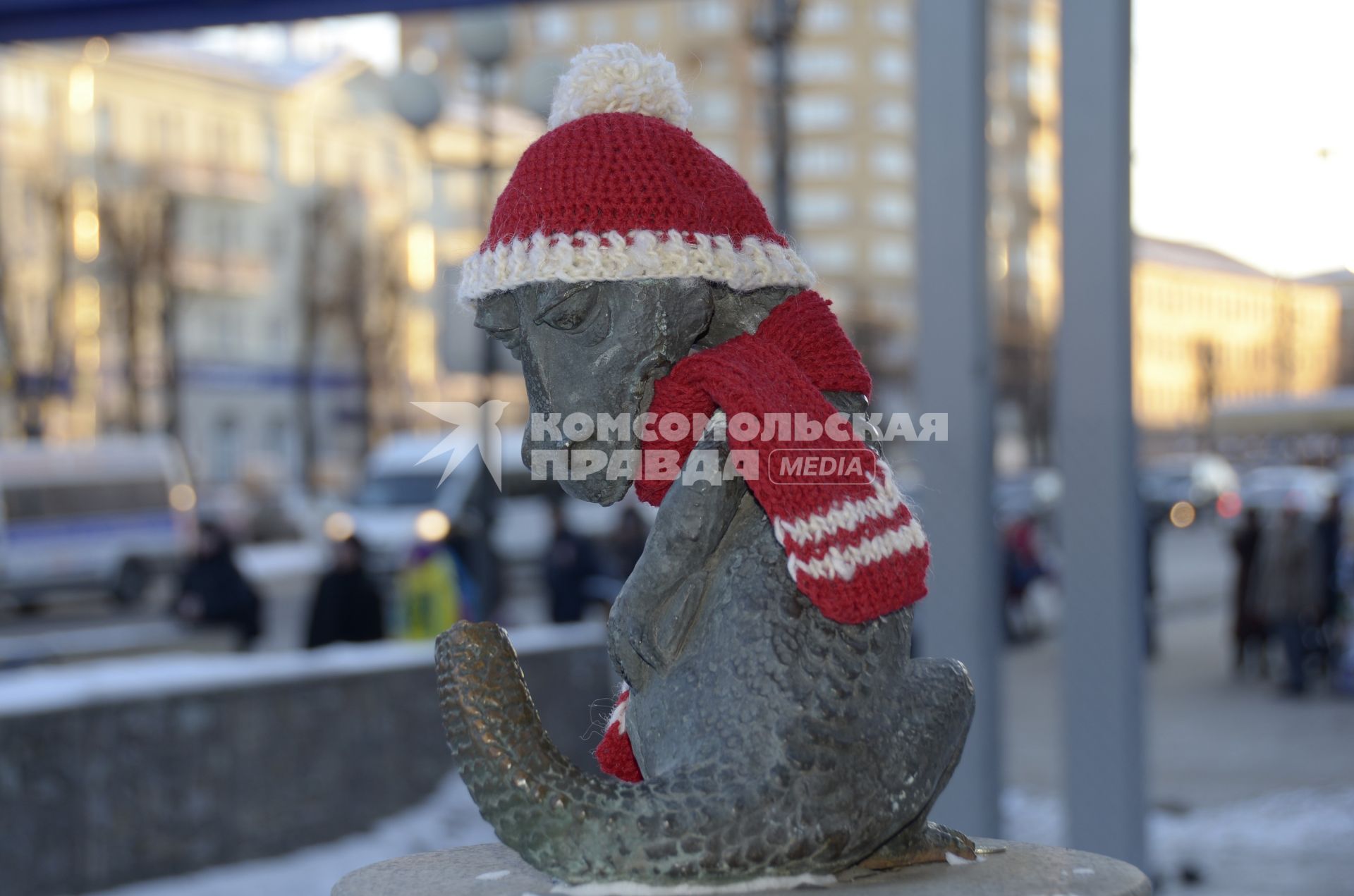 Тула. На  памятник`студенческому хвосту`у Тульского Государственного университета одели вязанные шапку и шарф.