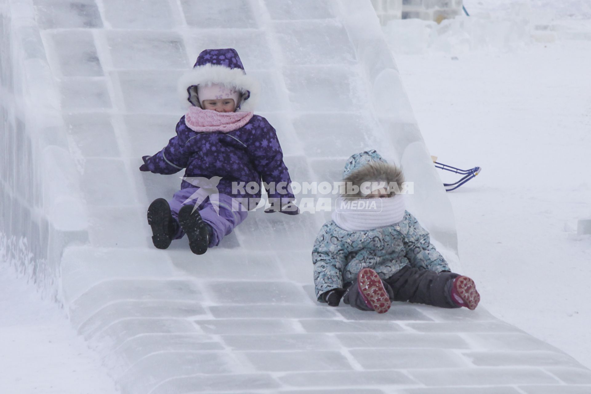 Барнаул. Дети катаются на ледяной горке.