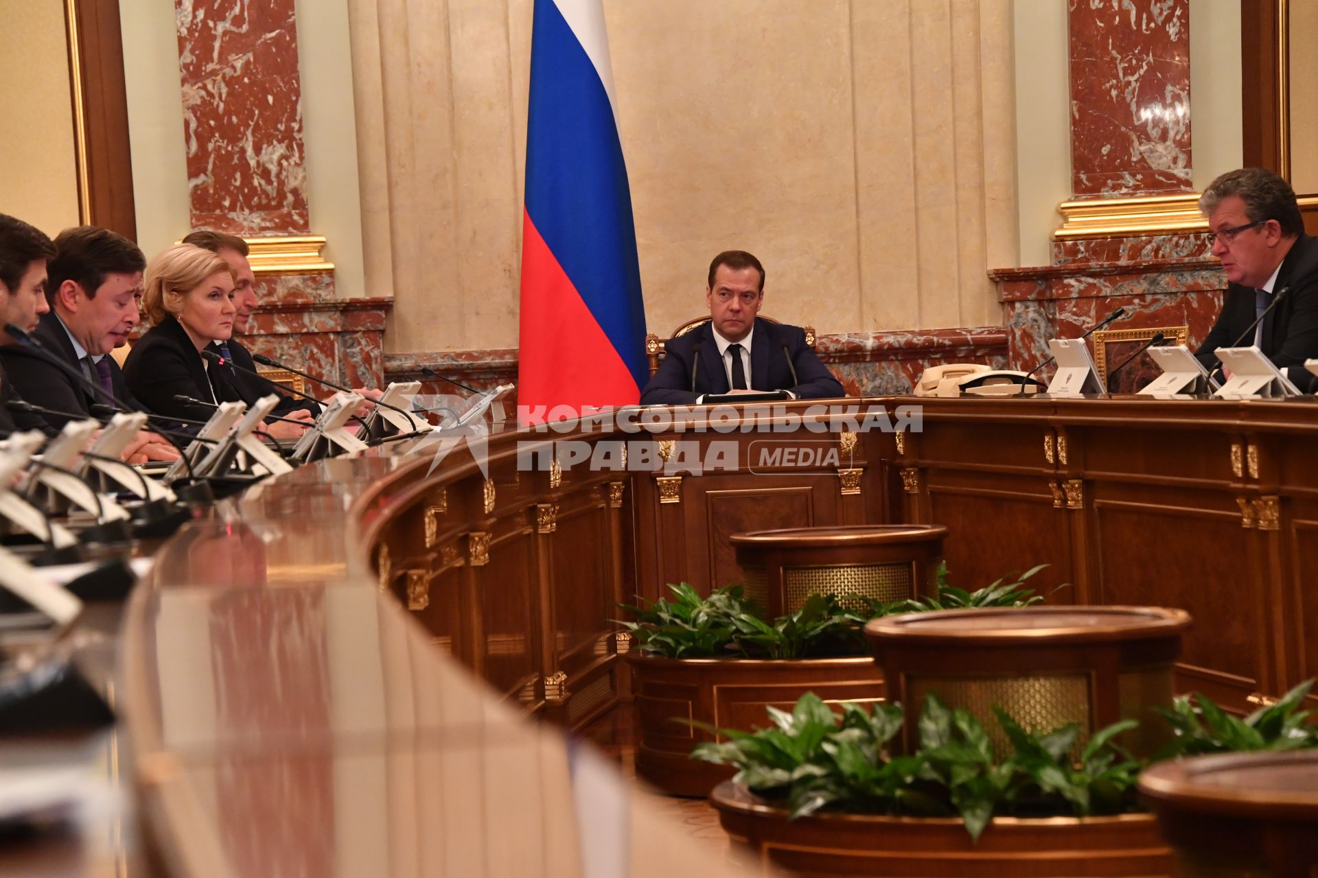 Москва.   Председатель правительства РФ Дмитрий Медведев (в центре) проводит заседание кабинета министров РФ в Доме правительства РФ.