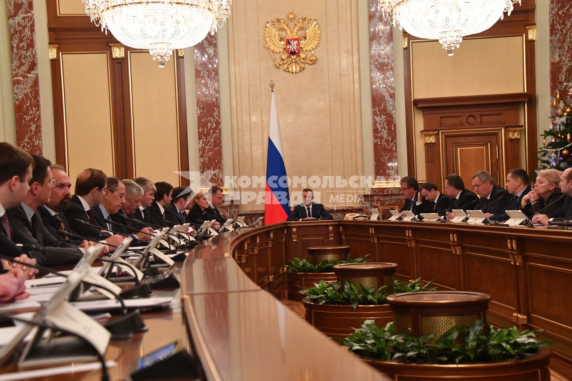 Москва.   Председатель правительства РФ Дмитрий Медведев (в центре) проводит заседание кабинета министров РФ в Доме правительства РФ.