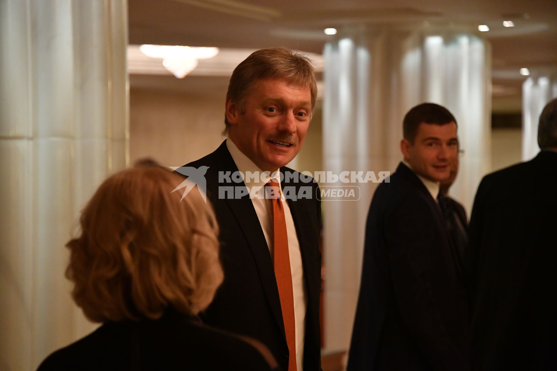 Москва.   Пресс-секретарь президента РФ Дмитрий Песков (слева) перед началом встречи   президента РФ Владимира Путина  с членами правительства РФ  в Доме Правительства РФ.