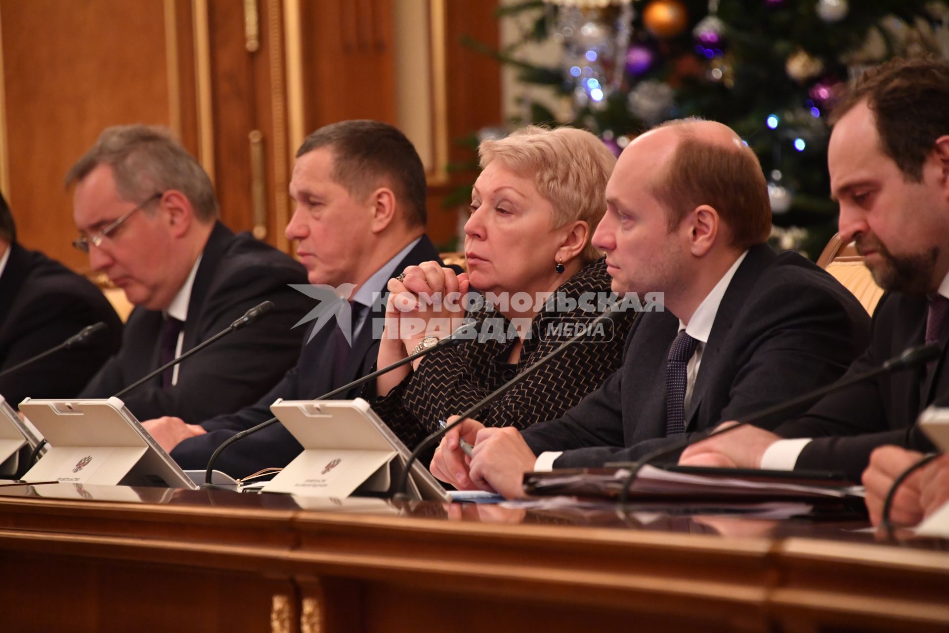 Москва.  Вице-премьер РФ Дмитрий Рогозин, вице-премьер РФ, полномочный представитель президента РФ в Дальневосточном федеральном округе Юрий Трутнев, министр образования и науки РФ Ольга Васильева, министр РФ по развитию Дальнего Востока Александр Галушка и министр природных ресурсов и экологии РФ Сергей Донской  (слева направо)  на заседании кабинета министров РФ в Доме правительства РФ.