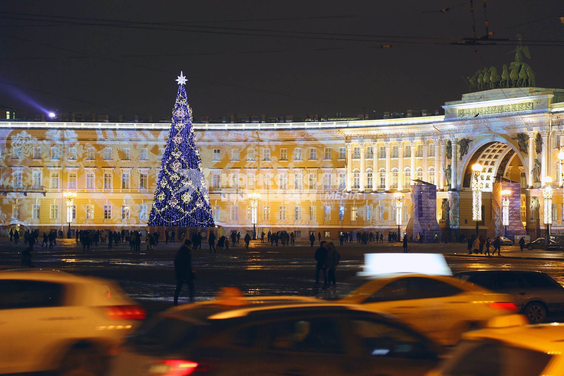 Санкт-Петербург. Новогодняя ель на Дворцовой площади.