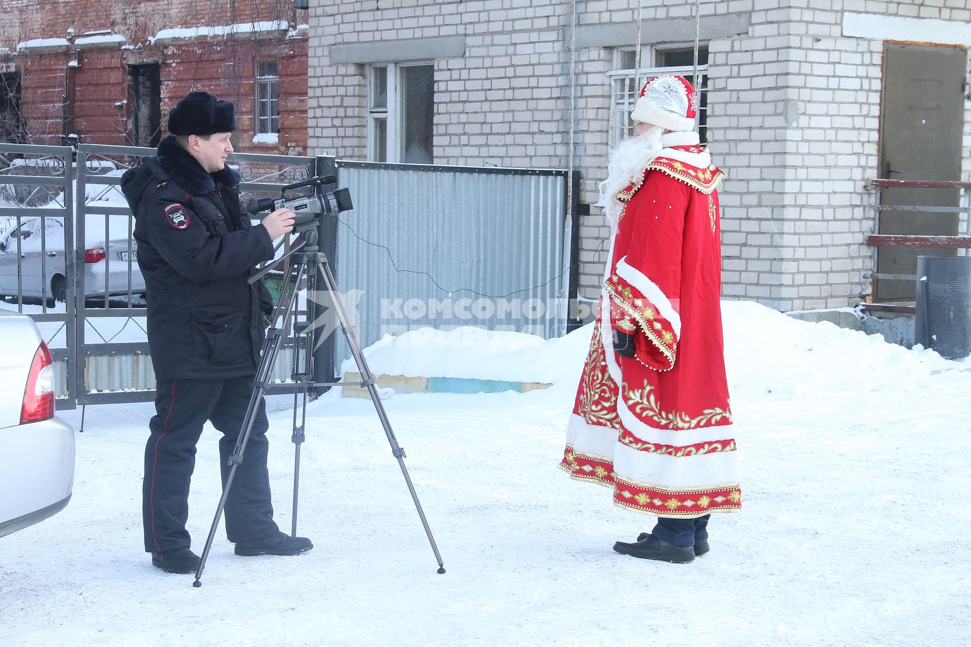 Нижний Новгород.  Сотрудник полиции снимает на камеру   мужчину в костюме Деда Мороза.
