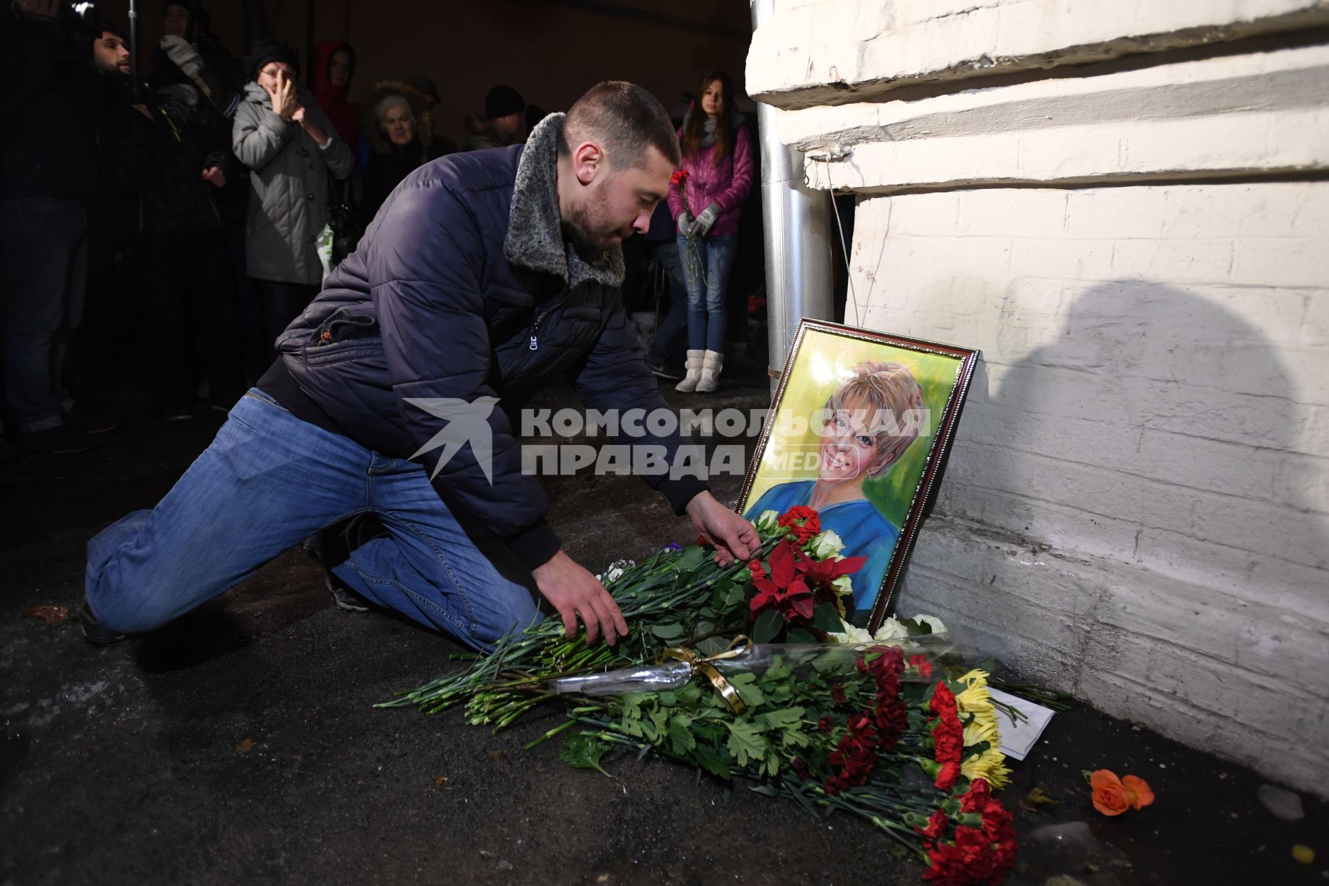 Москва. Цветы у здания фонда `Справедливая помощь`, который возглавляла Елизавета Глинка (Доктор Лиза), в память о погибших при крушении самолета Ту-154 Минобороны РФ.