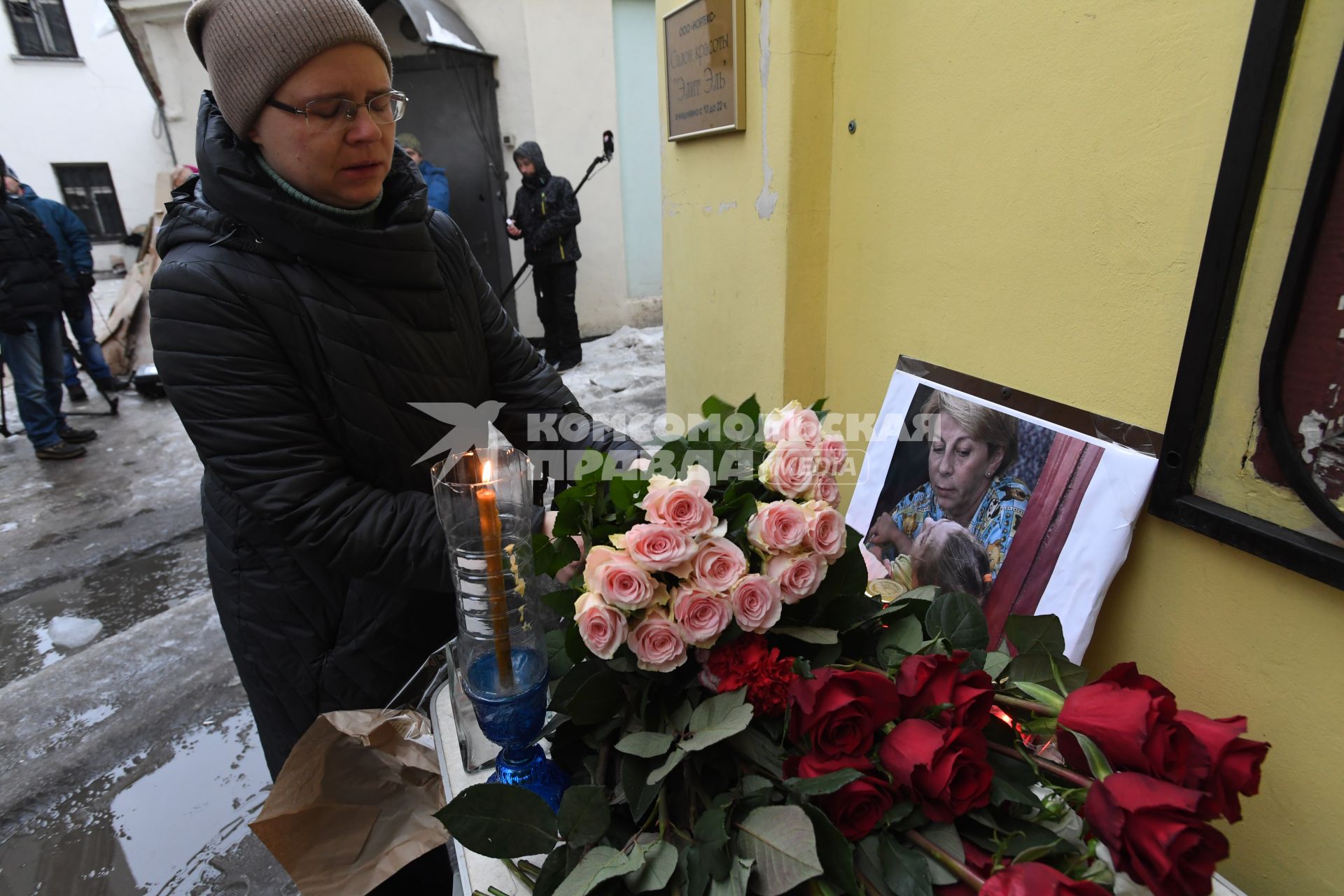 Москва. Цветы у здания фонда `Справедливая помощь`, который возглавляла Елизавета Глинка (Доктор Лиза), в память о погибших при крушении самолета Ту-154 Минобороны РФ.