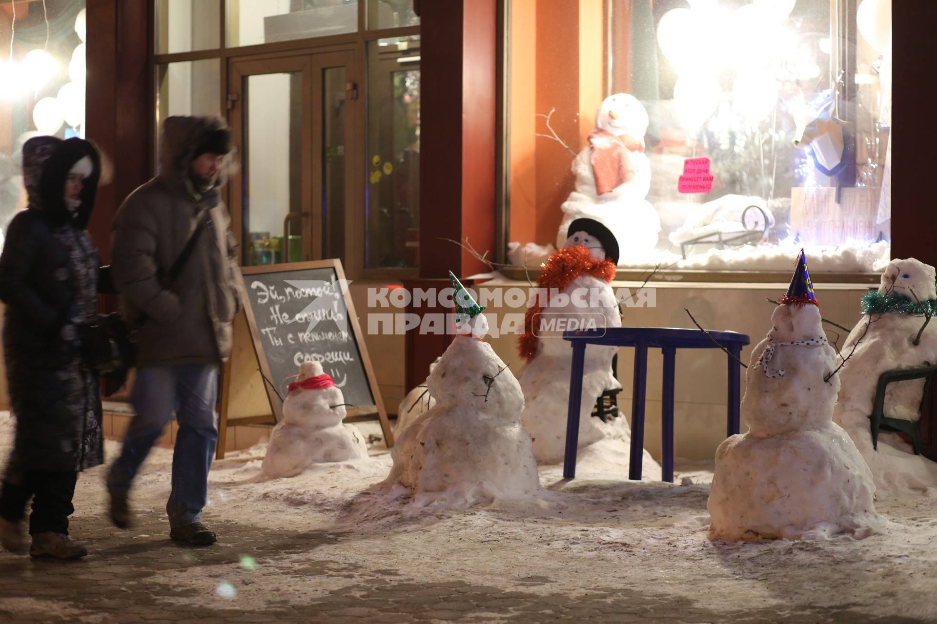Красноярск. Снеговики на одной из улиц города.