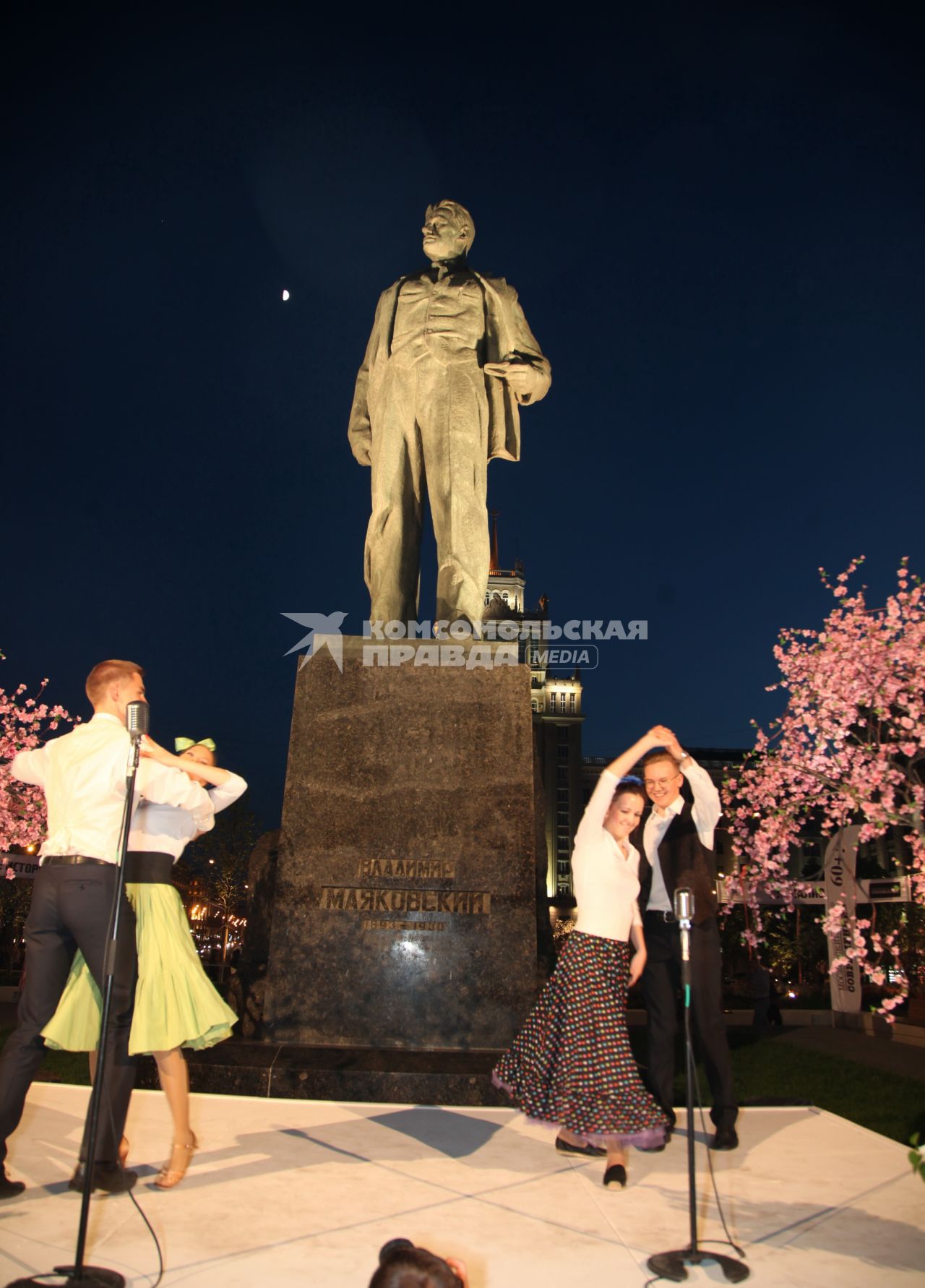 Диск 184. Танцы возле памятника Владимиру Маяковскому