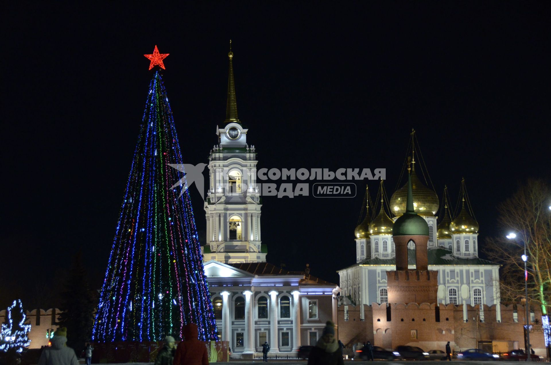 Тула.  Новогодняя ель  у Тульского кремля.