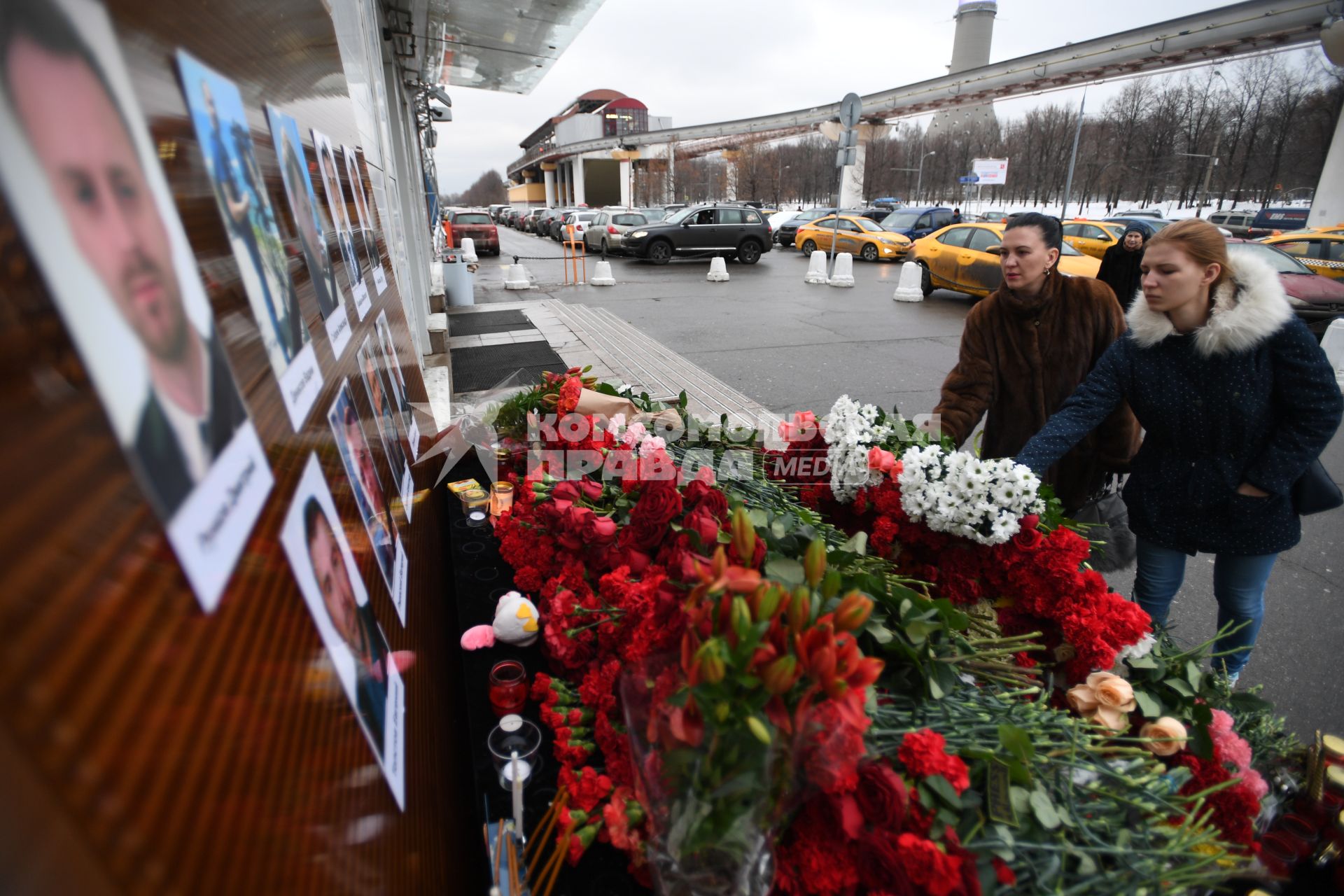 Москва.  Москвичи несут цветы к телецентру `Останкино` в память о журналистах Первого канала, телеканалов НТВ и `Звезда`, погибших при крушении самолета ТУ-154 Минобороны РФ у побережья Черного моря в Сочи.