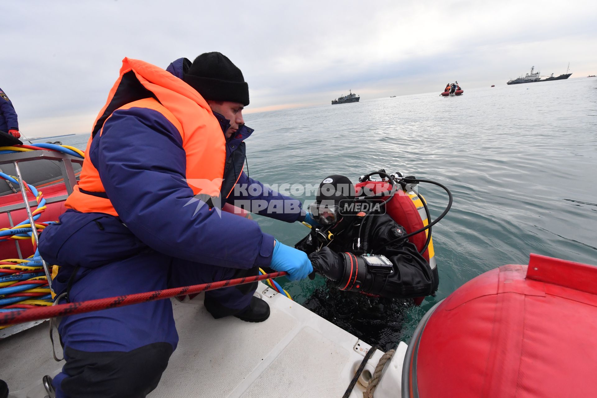 Сочи. Поисковые работы у побережья Черного моря, где потерпел крушение самолет Ту-154 Минобороны РФ.