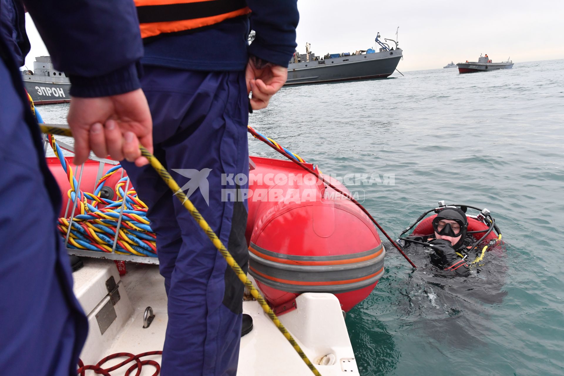 Сочи. Поисковые работы у побережья Черного моря, где потерпел крушение самолет Ту-154 Минобороны РФ.