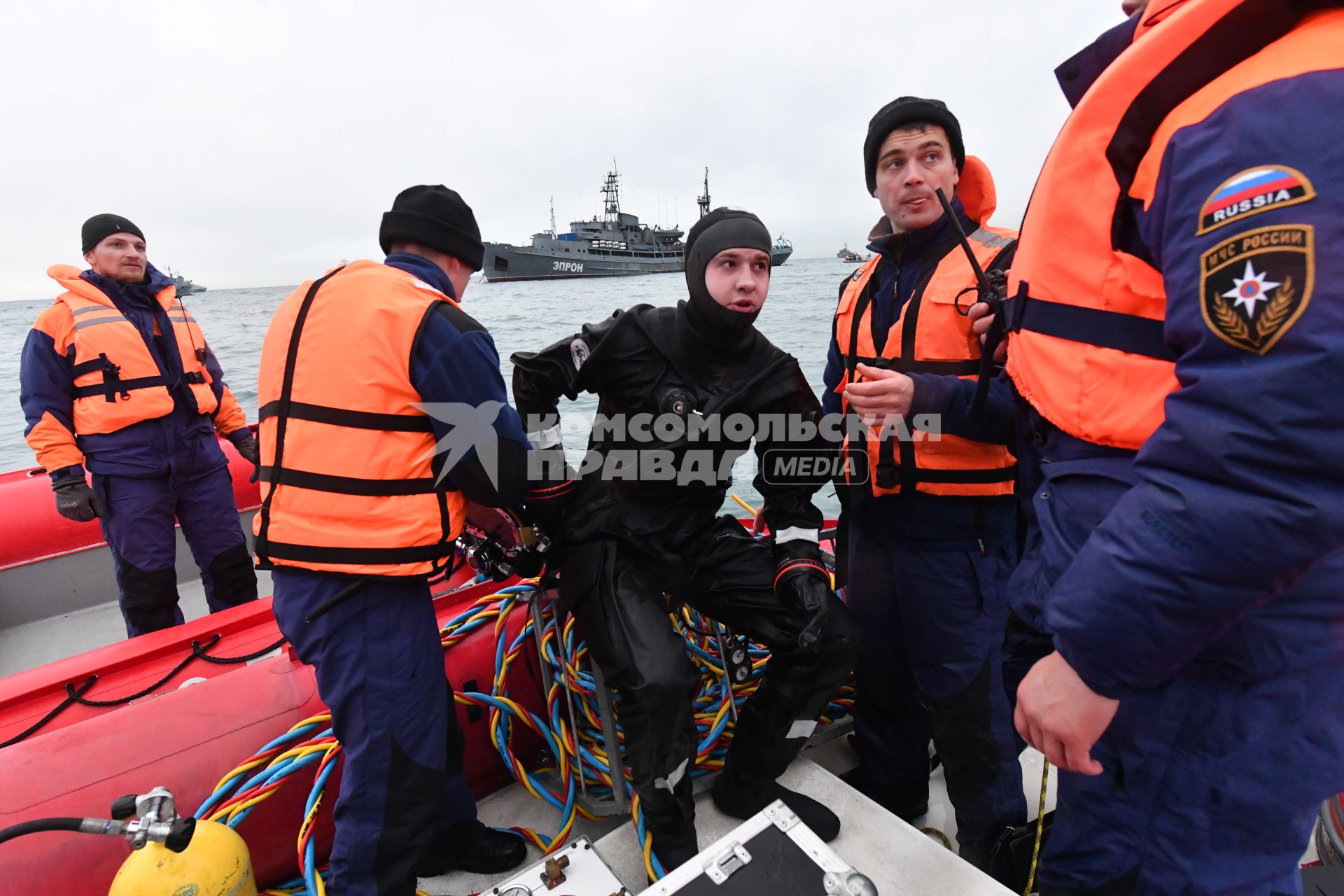 Сочи. Поисковые работы у побережья Черного моря, где потерпел крушение самолет Ту-154 Минобороны РФ.