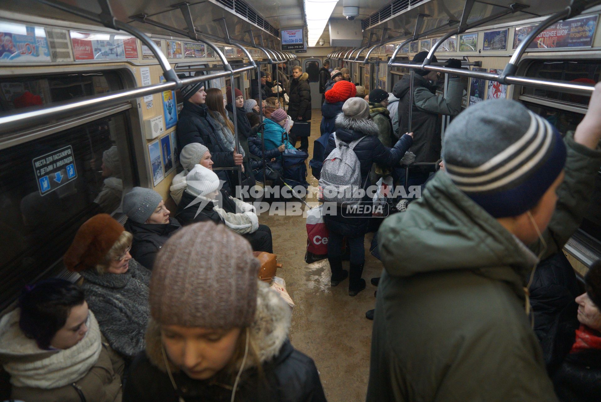 Екатеринбург. Пассажиры в вагоне Екатеринбургского метро