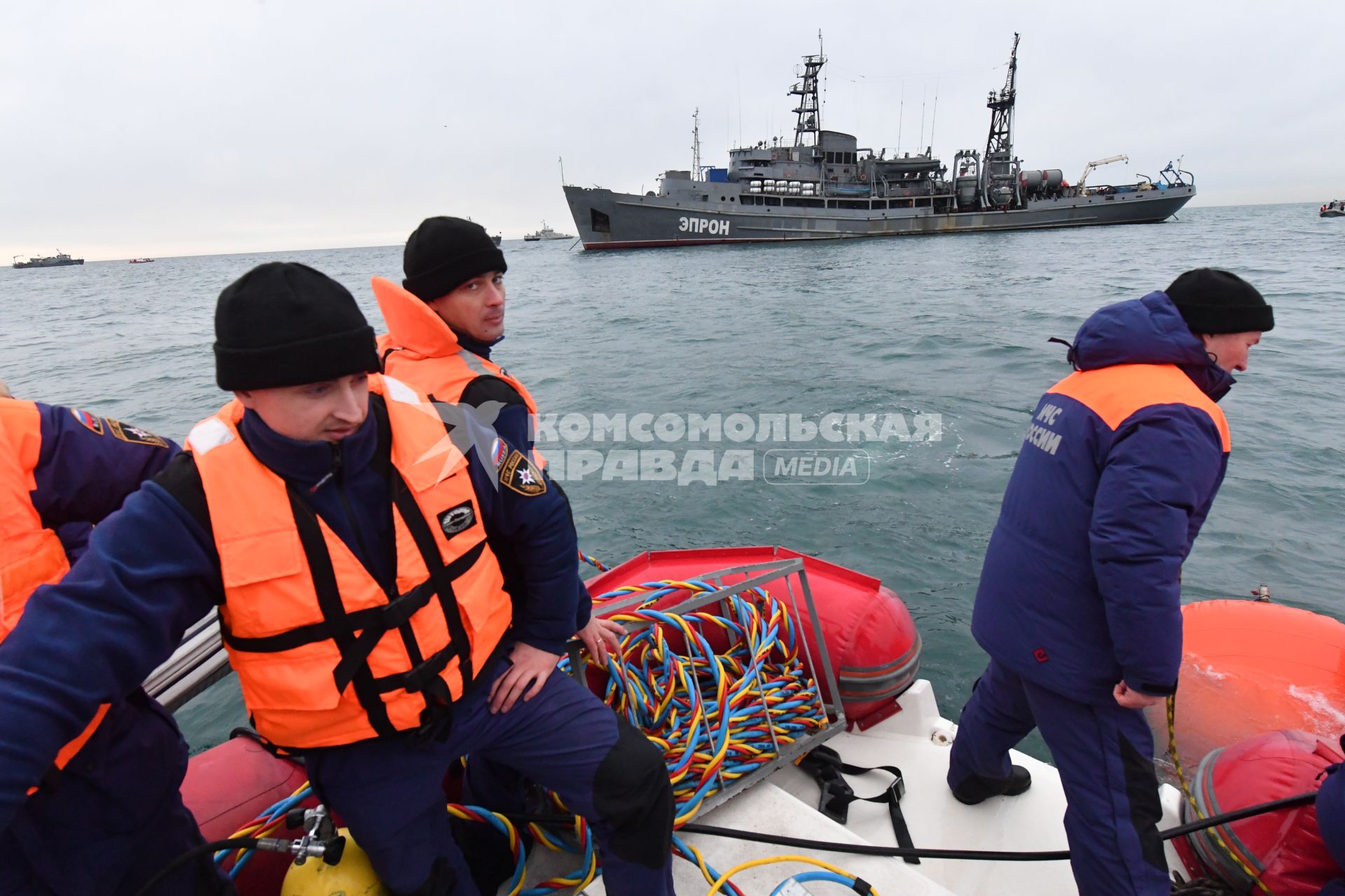 Сочи. Поисковые работы у побережья Черного моря, где потерпел крушение самолет Ту-154 Минобороны РФ. На заднем плане - спасательное судно `Эпрон`.