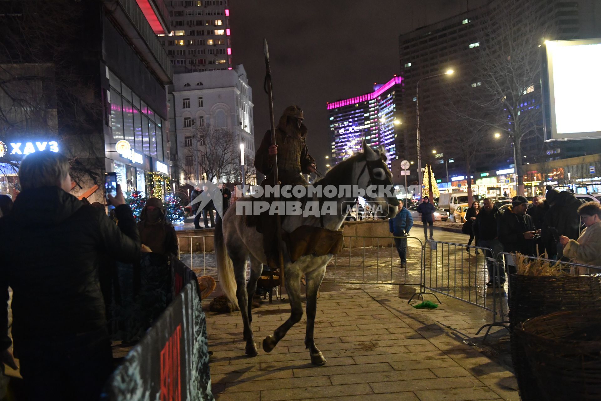 Москва. Перед премьерой фильма `Викинг` режиссера Андрея Кравчука в кинотеатре `Октябрь`.