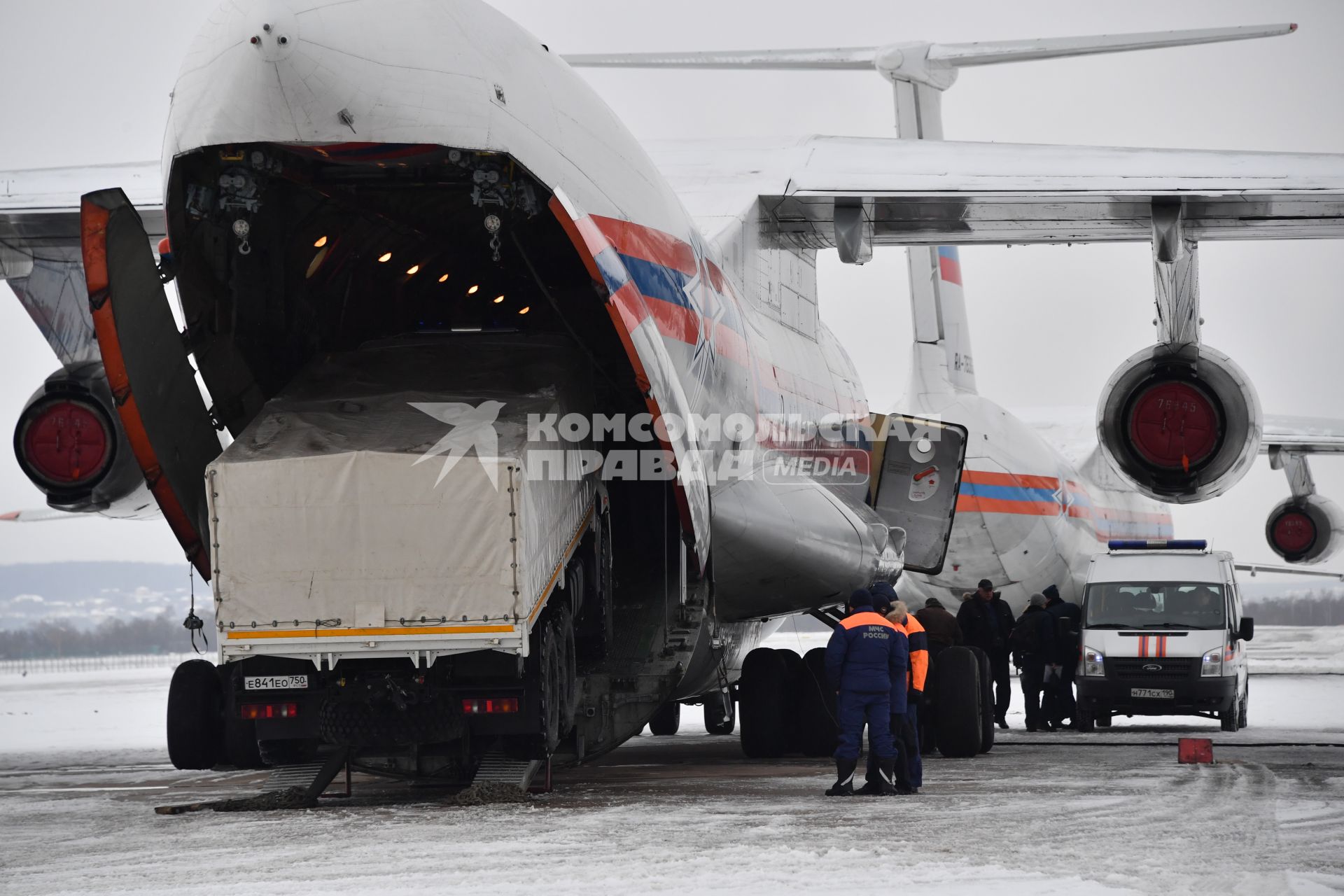 Москва. Самолет Ил-76ТД МЧС России готовится к вылету на место крушения Ту-154 Минобороны РФ.