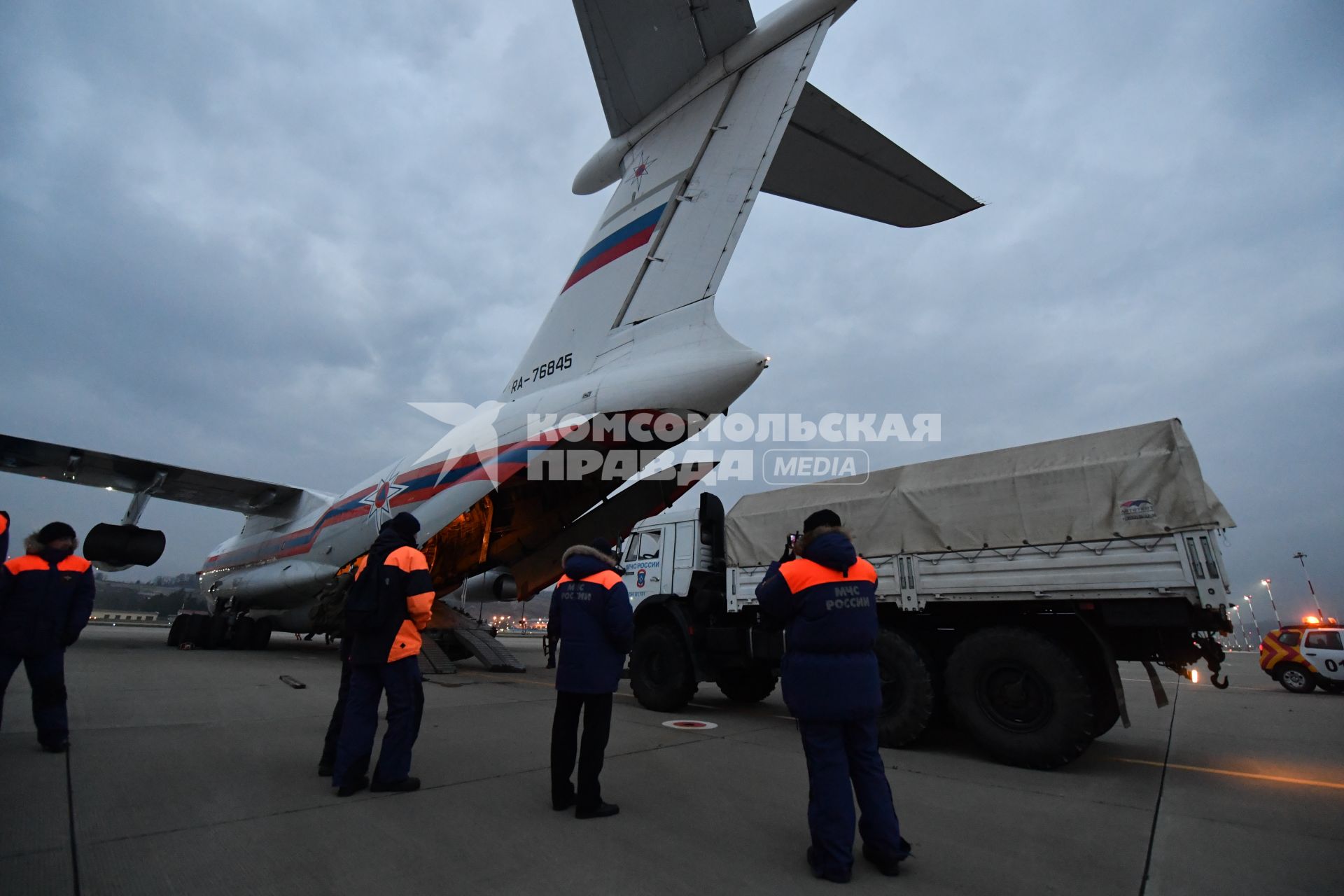 Москва. Самолет Ил-76ТД МЧС России готовится к вылету на место крушения Ту-154 Минобороны РФ.