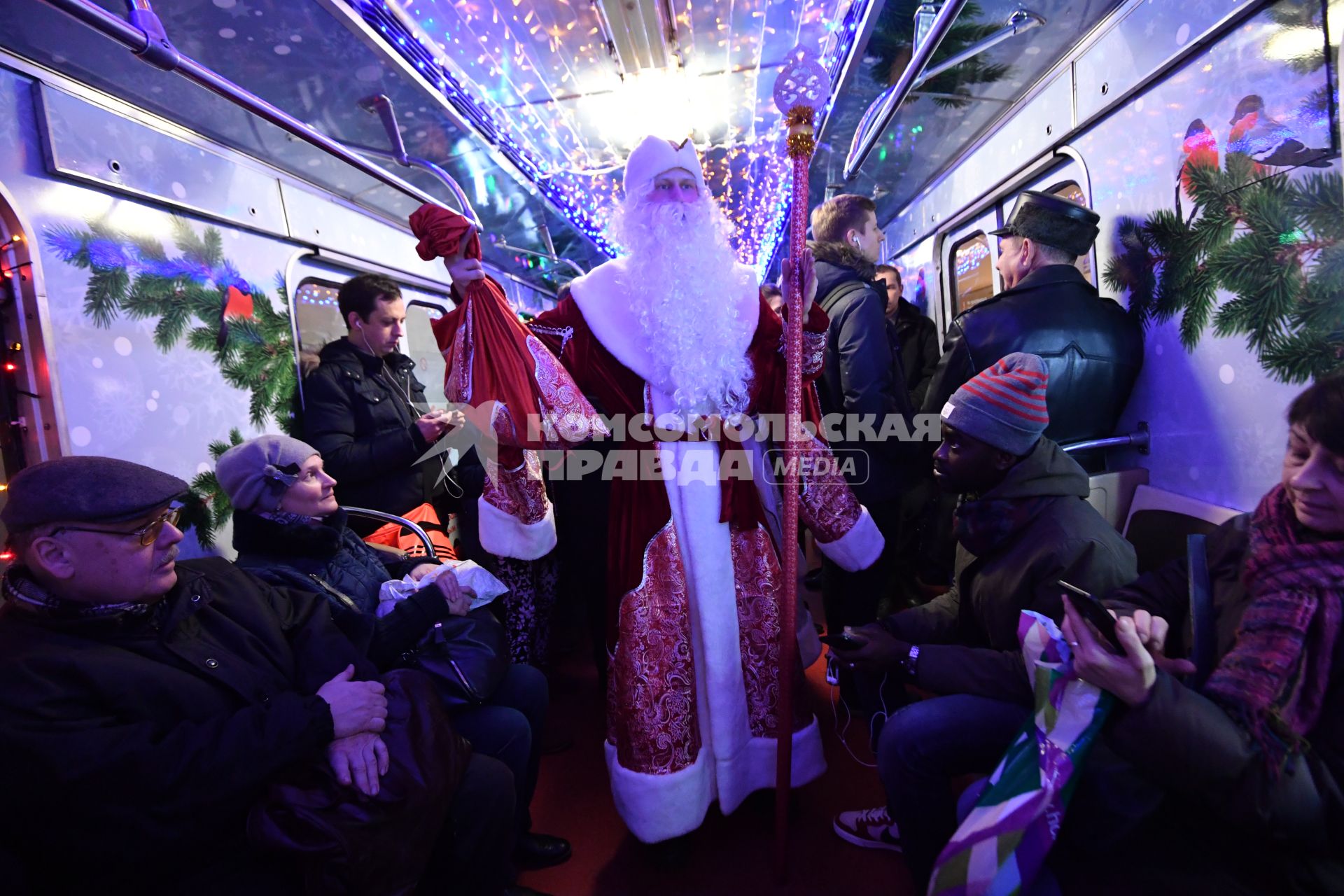 Москва. Дед Мороз  в новогоднем поезде метро.