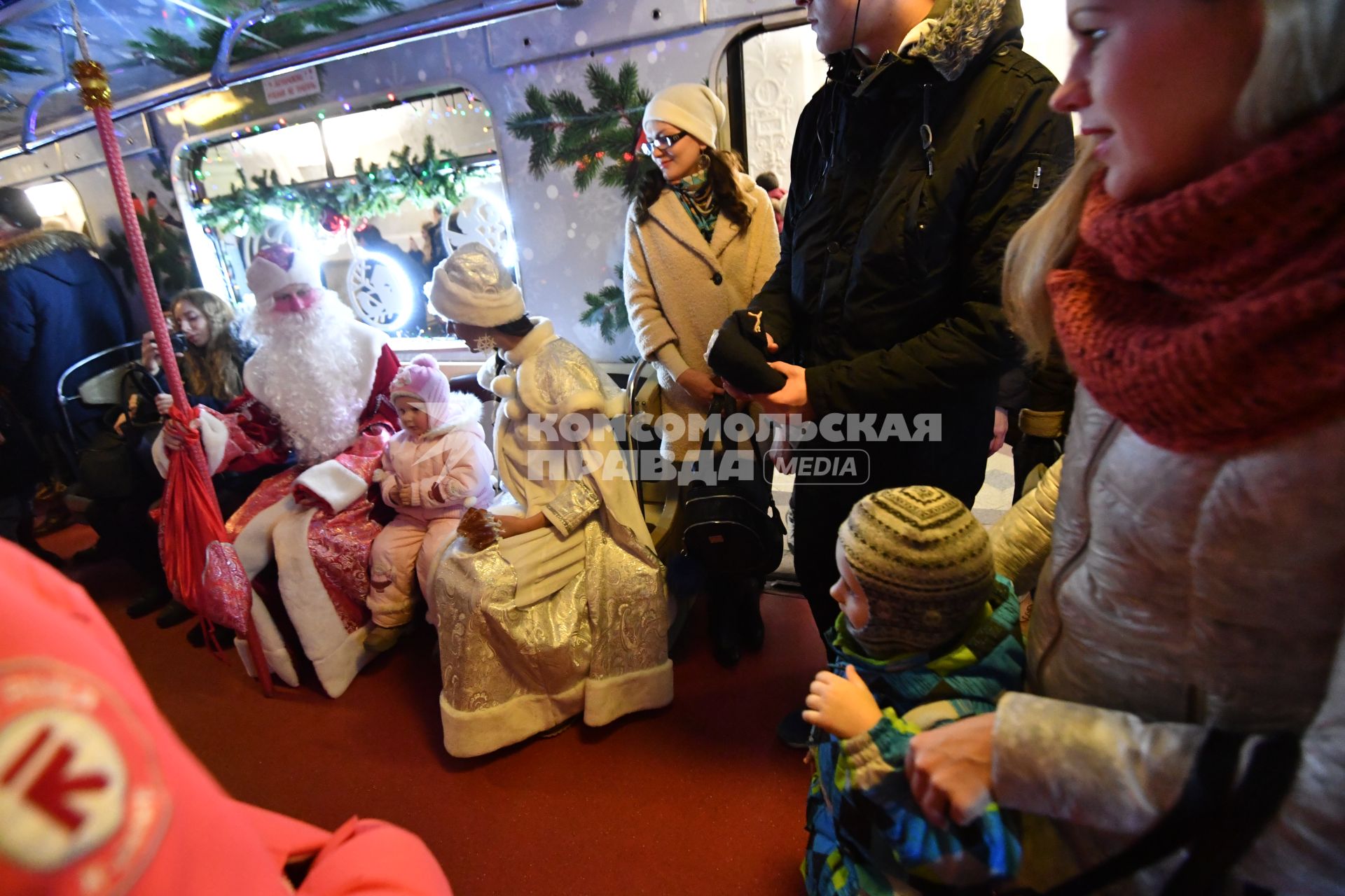 Москва. Дед Мороз и Снегурочка в новогоднем поезде метро.