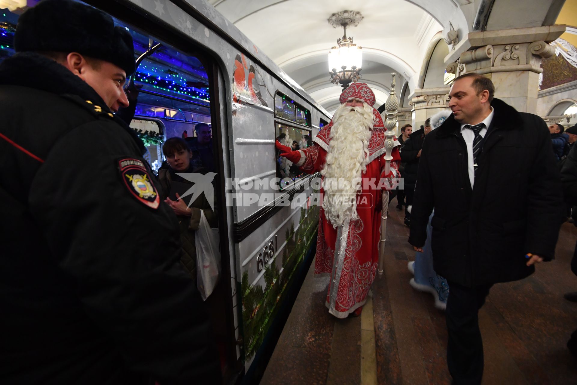 Москва. Дед Мороз из Великого Устюга и глава московского метрополитена Дмитрий Пегов (справа) на презентации новогоднего поезда метро на Кольцевой линии.