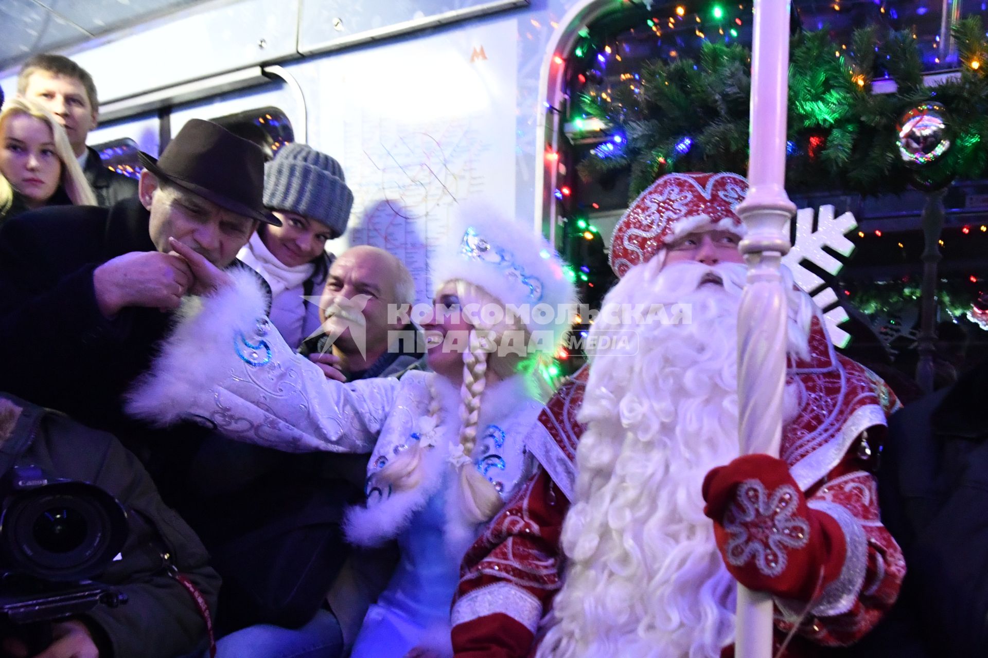 Москва. Дед Мороз и Снегурочка из Великого Устюга в новогоднем поезде метро на Кольцевой линии.