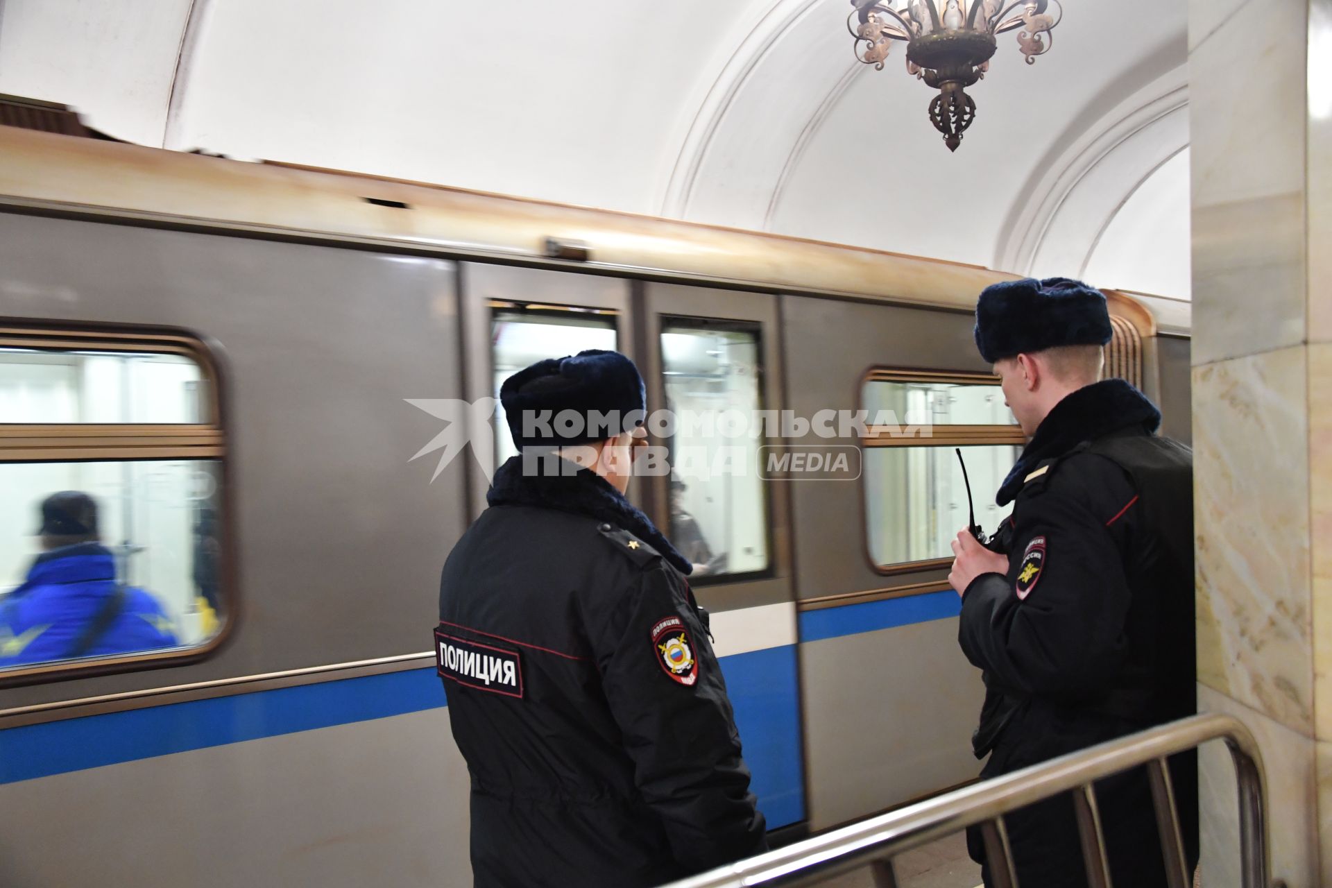 Москва. Сотрудники полиции на станции Комсомольская-кольцевая.