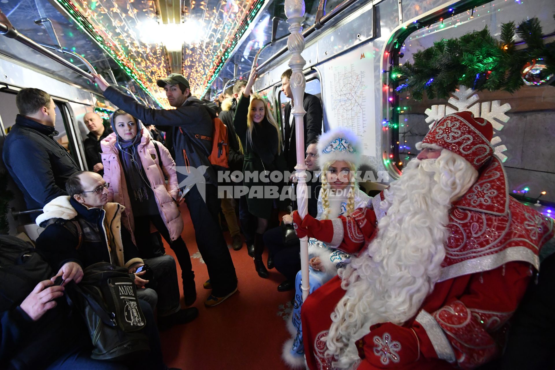 Москва. Дед Мороз и Снегурочка из Великого Устюга в новогоднем поезде метро на Кольцевой линии.