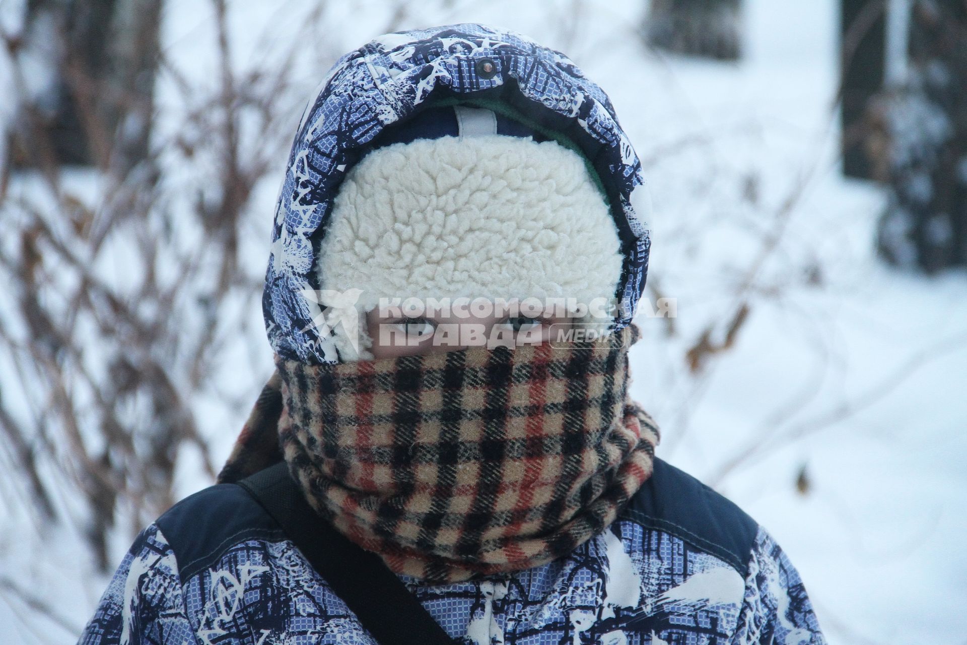 Нижний Новгород. Мальчик гуляет на улице в мороз.
