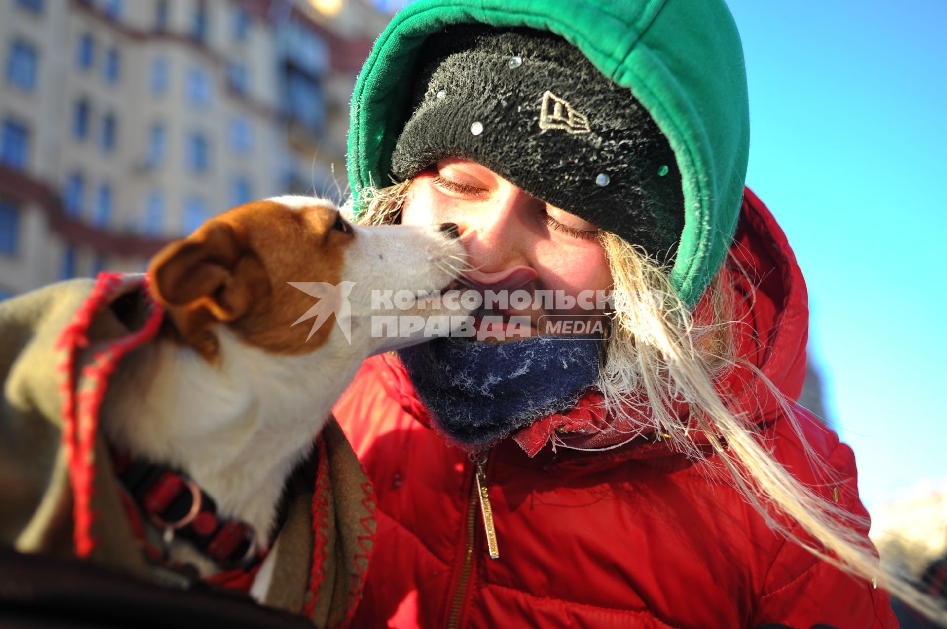 Москва.  Участница  Второго зимнего Московского Велопарада  с собакой перед началом заезда.