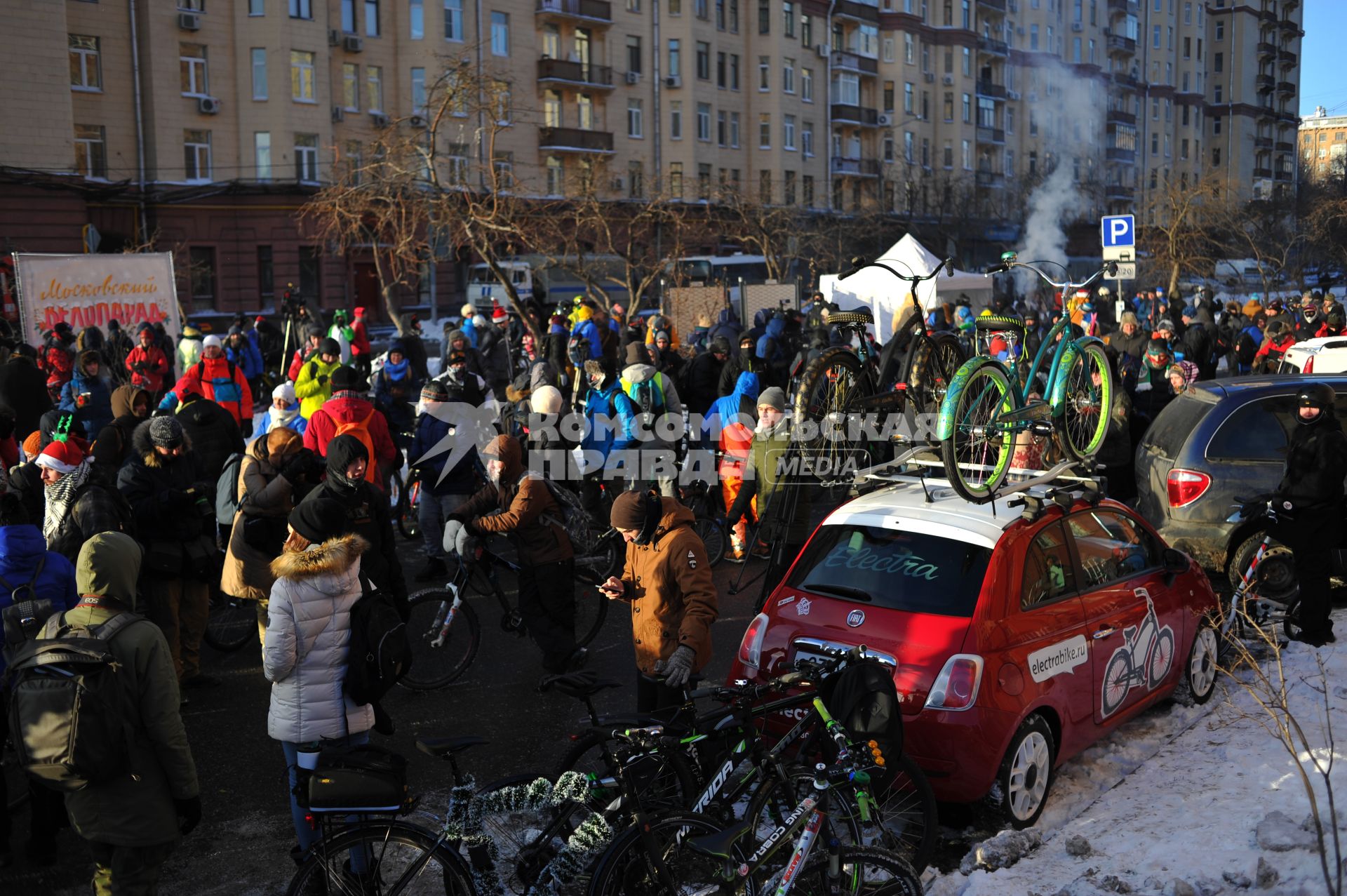 Москва.  Участник Второго зимнего Московского Велопарада  перед началом заезда.