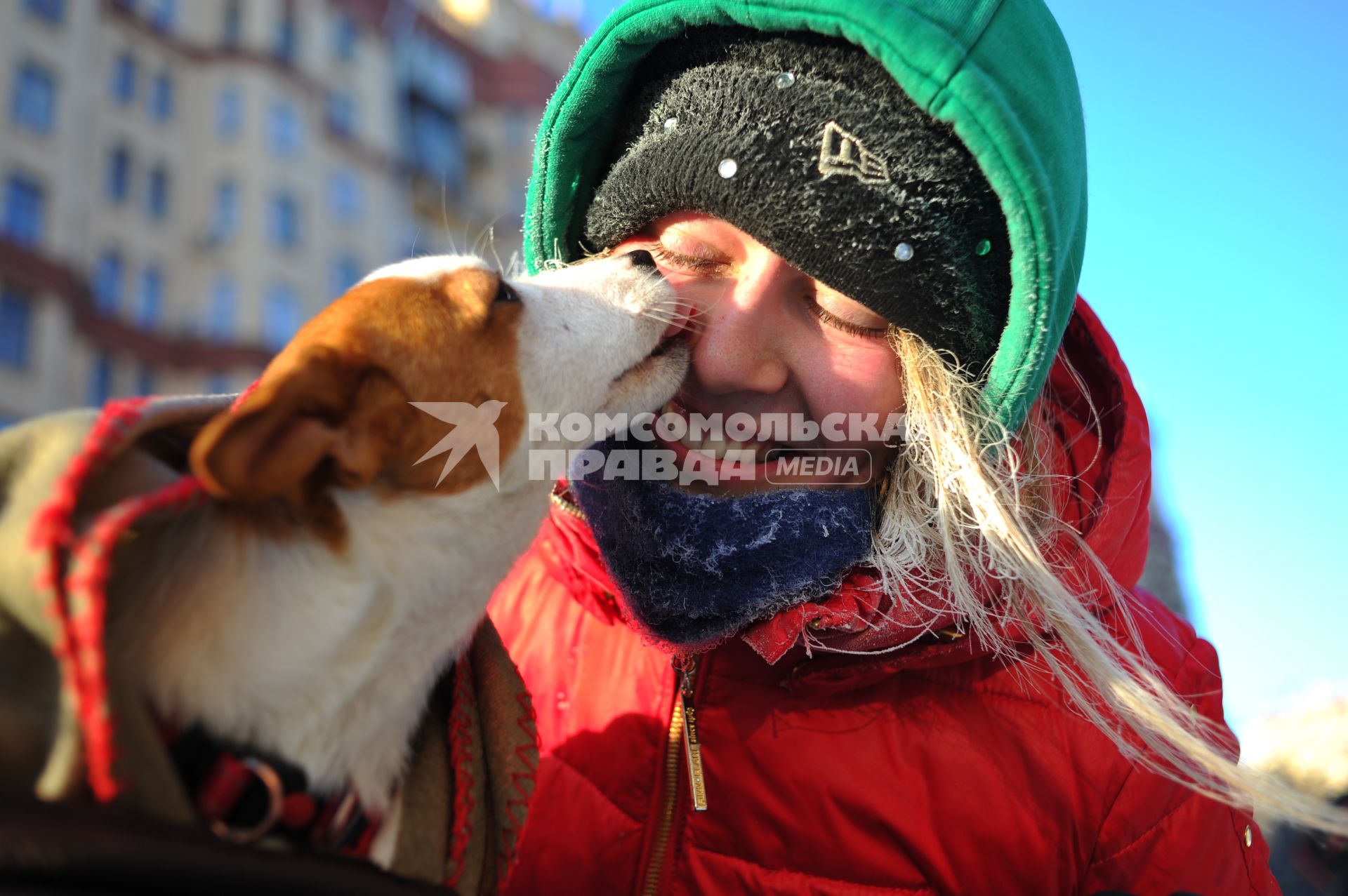 Москва.  Участница  Второго зимнего Московского Велопарада  с собакой перед началом заезда.