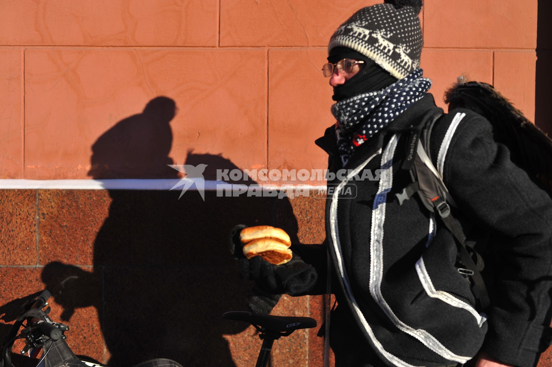 Москва.  Участник  Второго зимнего Московского Велопарада  ,закутанный в шарф .