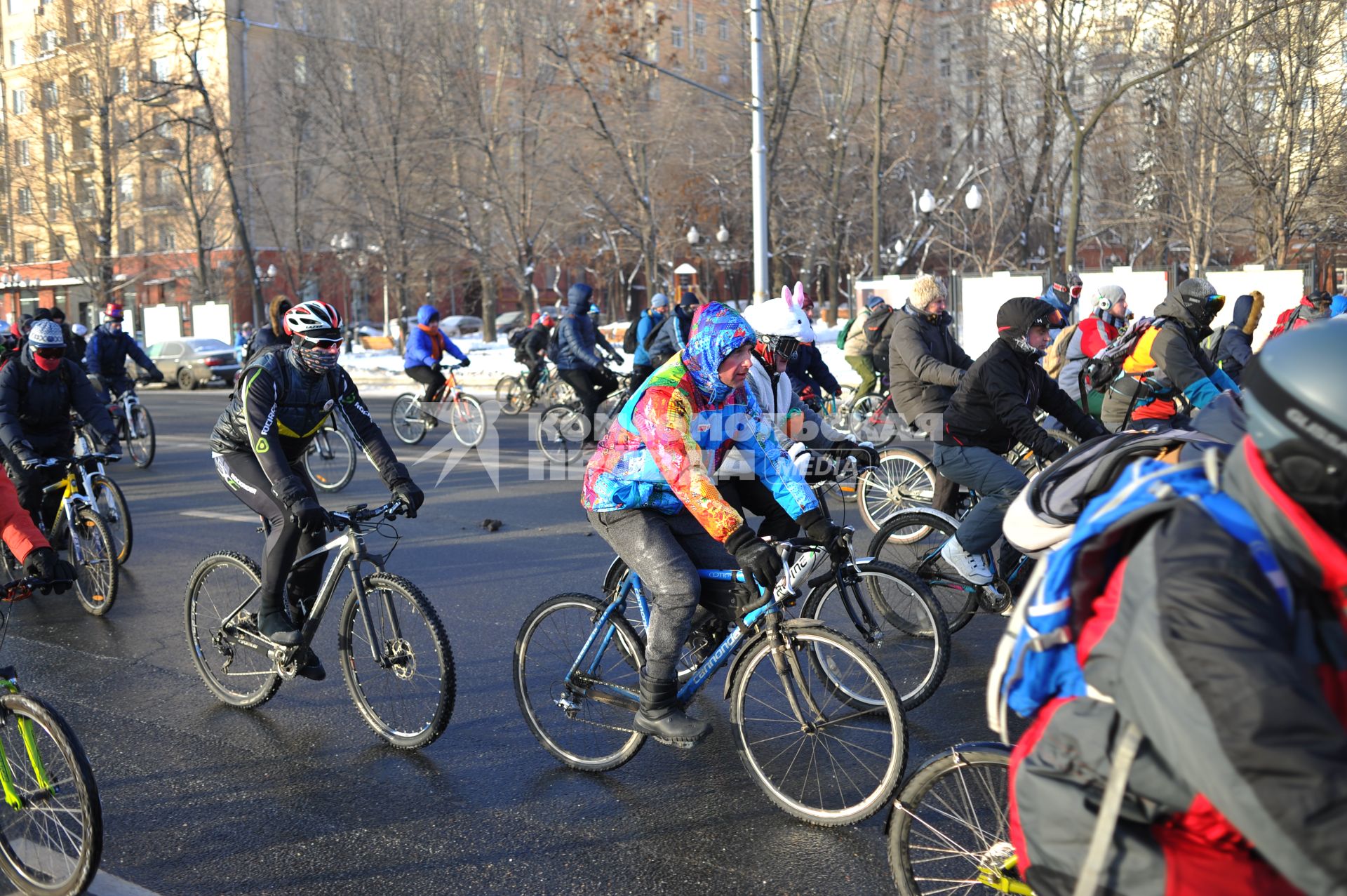 Москва.  Участники  Второго зимнего Московского Велопарада  на Фрунзенской набережной.